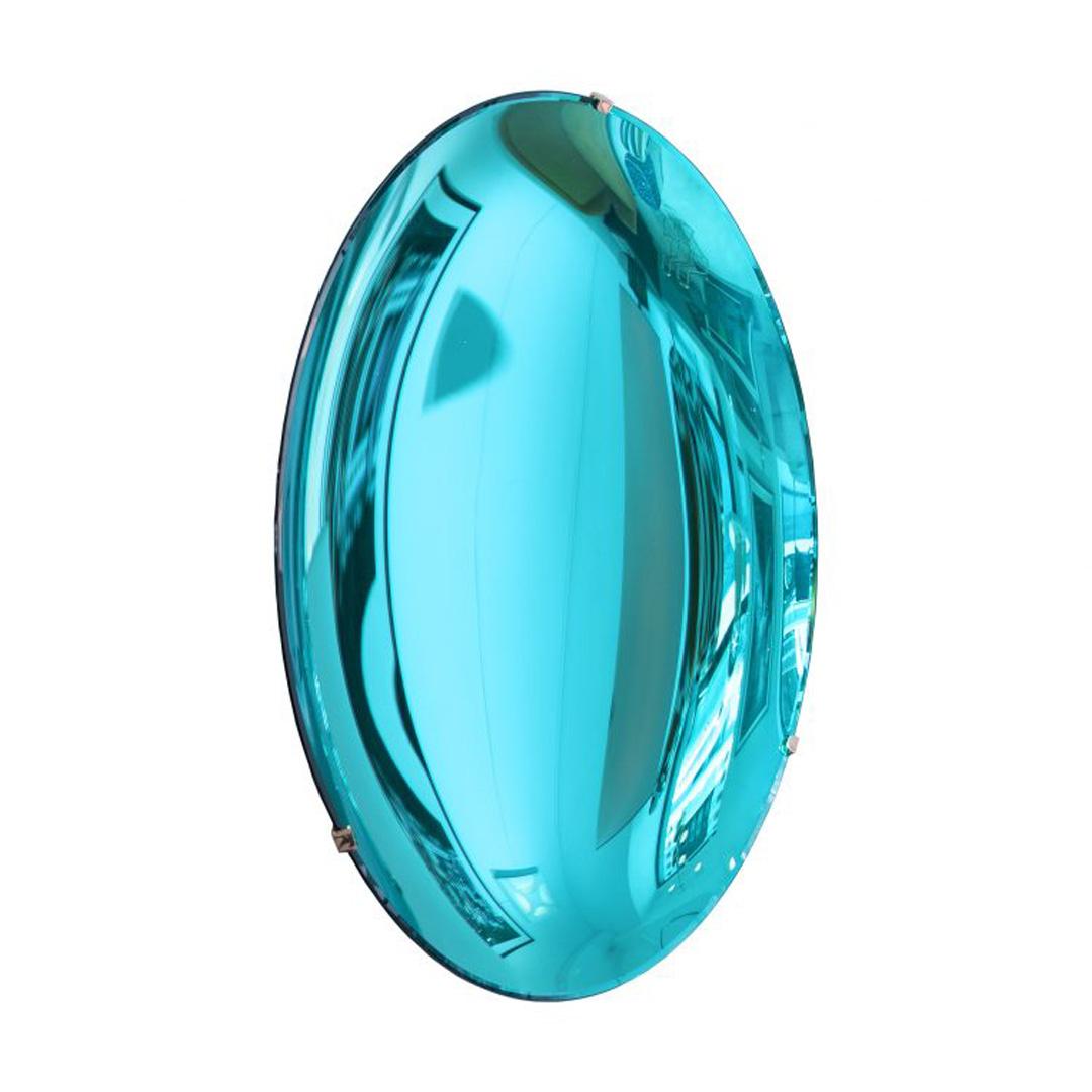 Un sorprendente specchio scultoreo realizzato a mano in vetro di Murano color turchese, caratterizzato da una rara forma concava con bordi smussati che ne esaltano la superficie luminosa. Questo pezzo contemporaneo è allo stesso tempo funzionale e