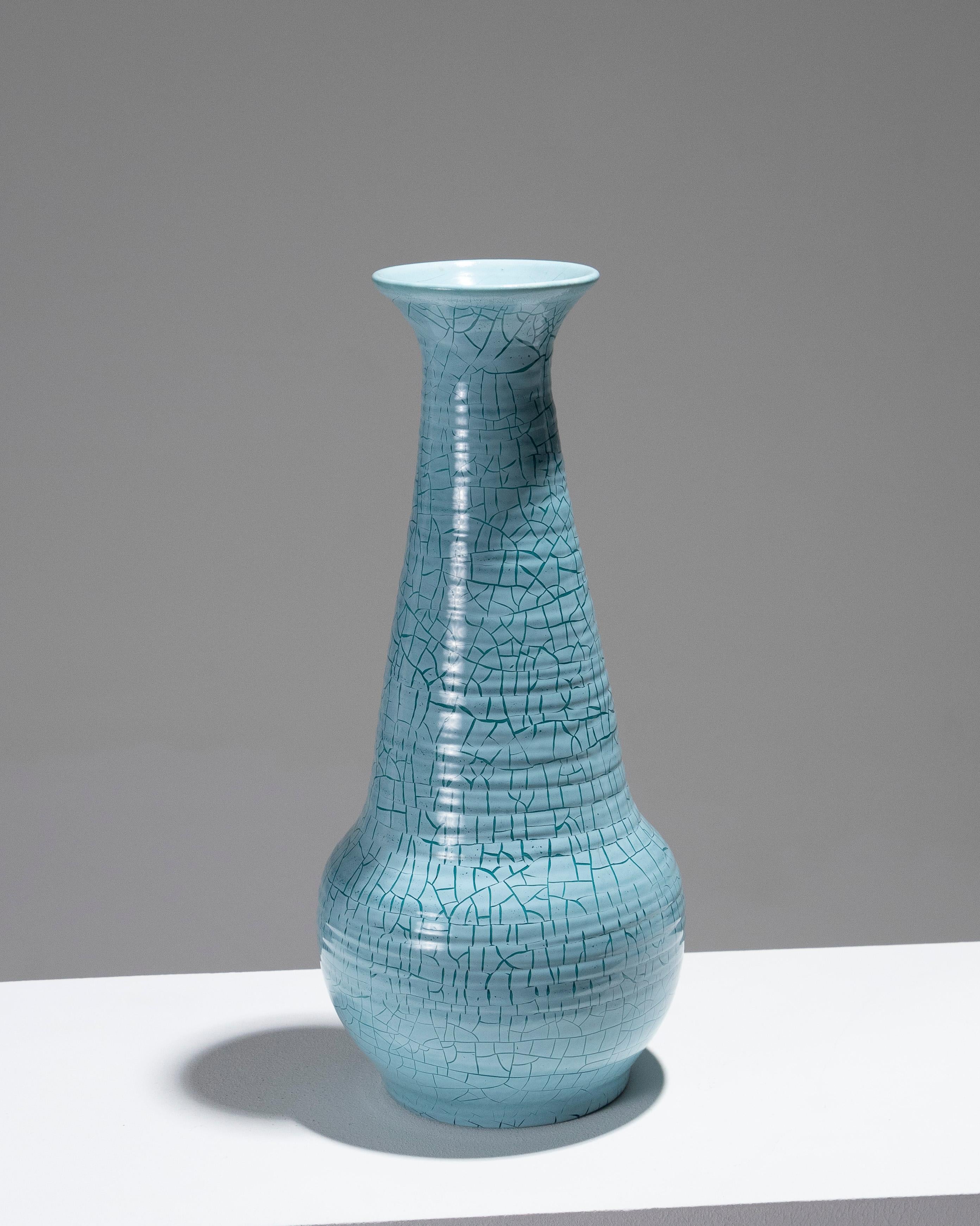 Vaso conico a collo lungo in ceramica, realizzato da Accolay alla fine degli anni Cinquanta. Il pezzo presenta uno smalto a rilievo crepato blu turchese, un corpo arrotondato e un labbro sporgente. Firmato sotto la base. In buone condizioni.
DV1935