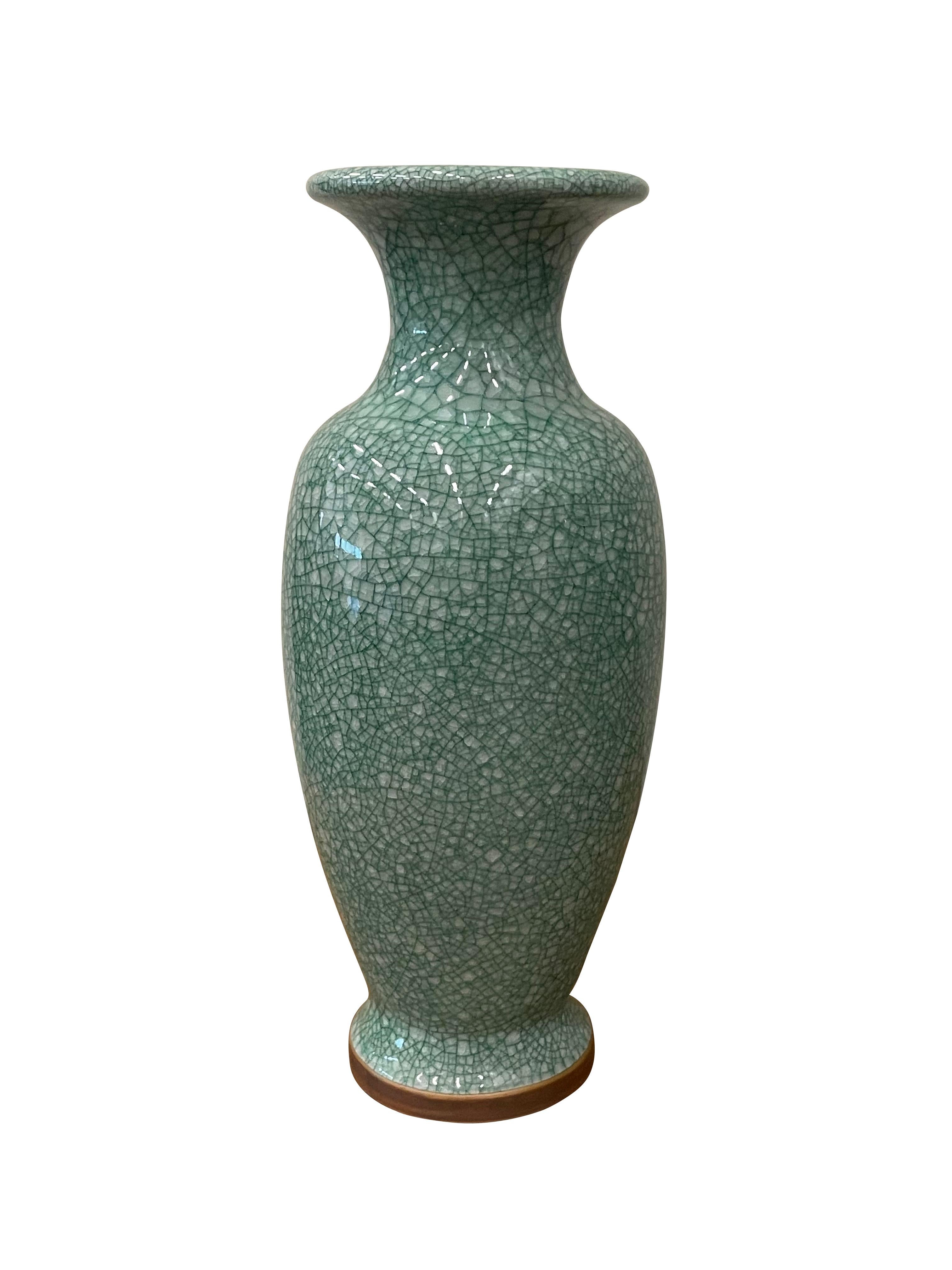 Vaso cinese contemporaneo smaltato a contrasto color turchese.
Forma di tulipano alto.
Due disponibili e venduti singolarmente.
