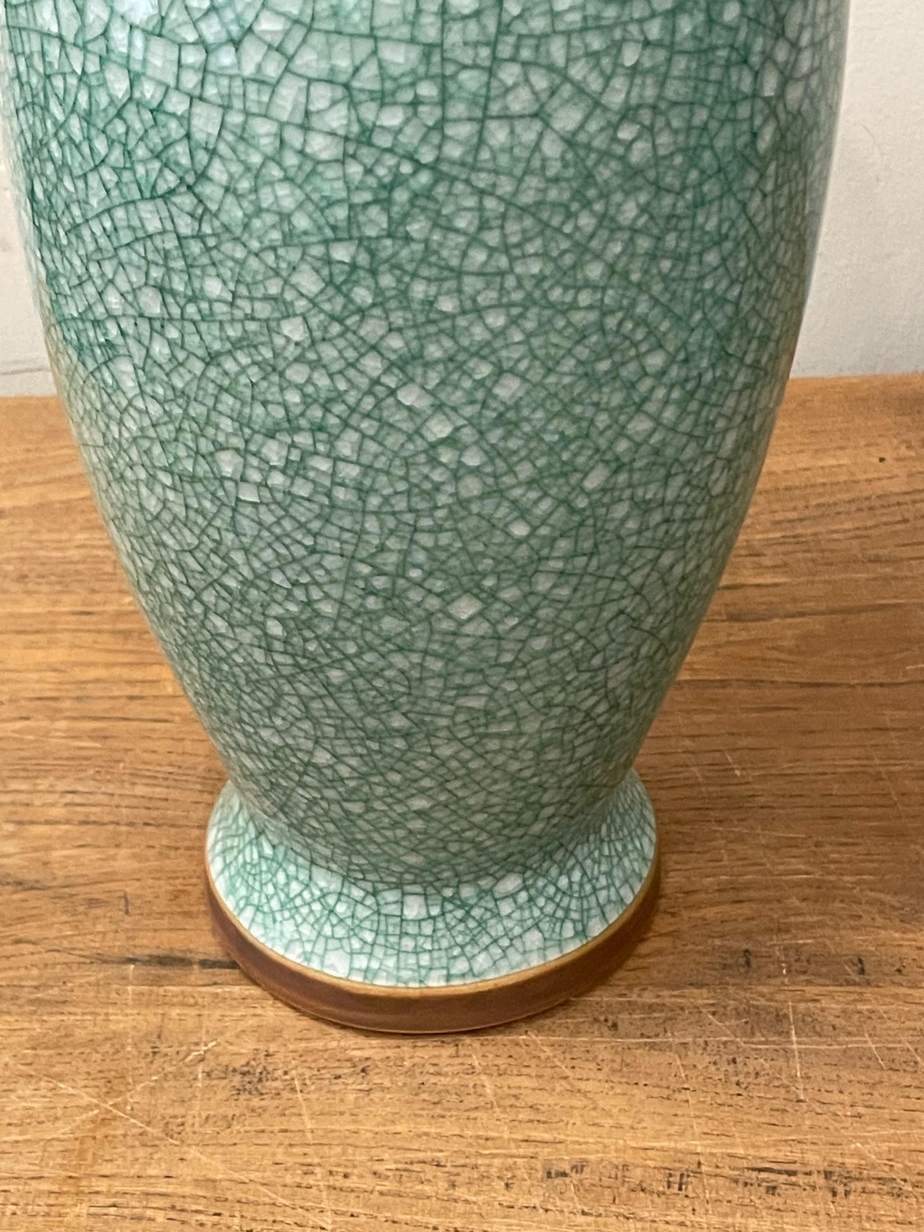 Vaso alto a forma di tulipano smaltato a contrasto turchese, Cina, Contemporary In condizioni Nuovo in vendita a New York, NY