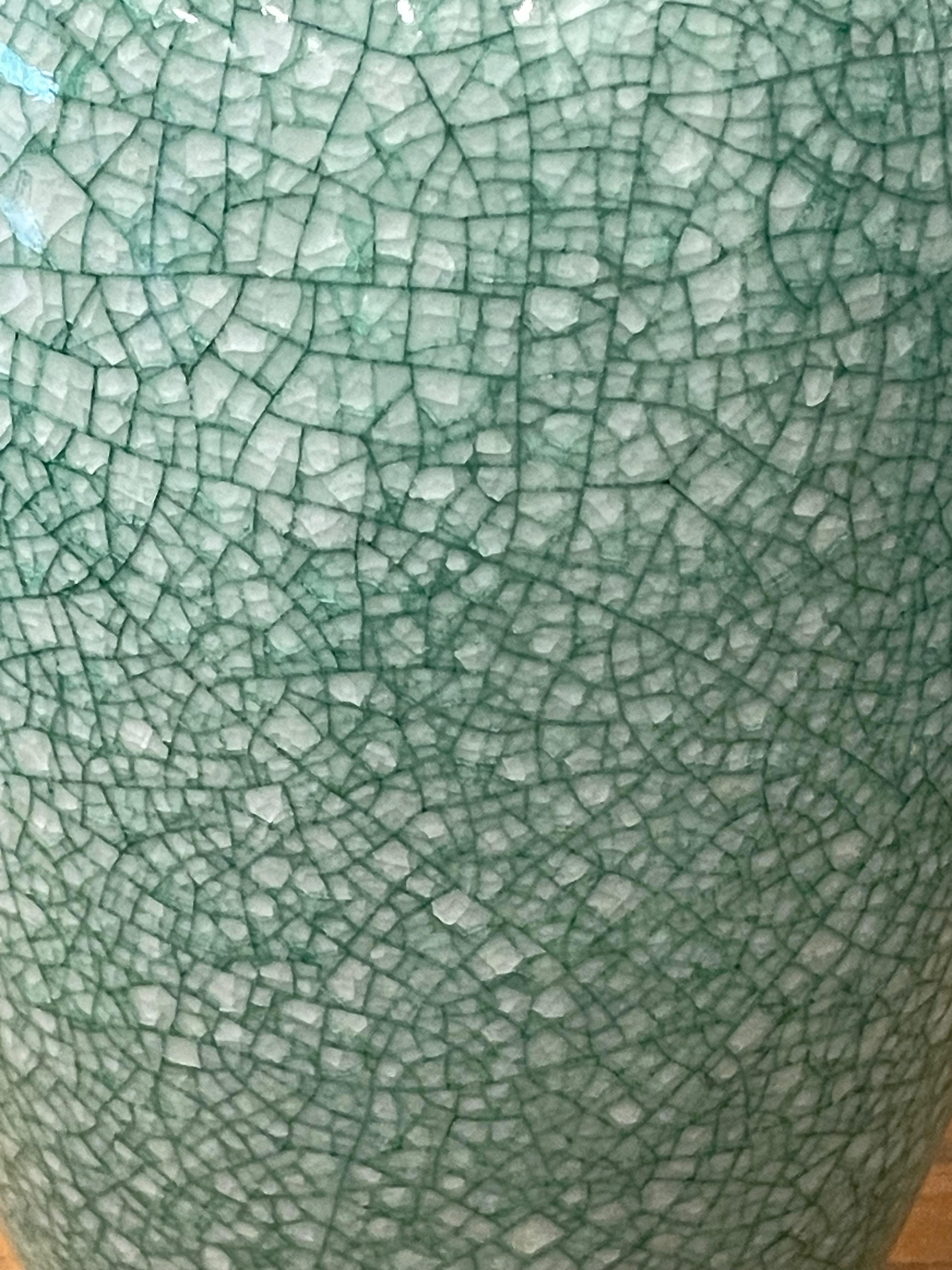 Ceramica Vaso alto a forma di tulipano smaltato a contrasto turchese, Cina, Contemporary in vendita