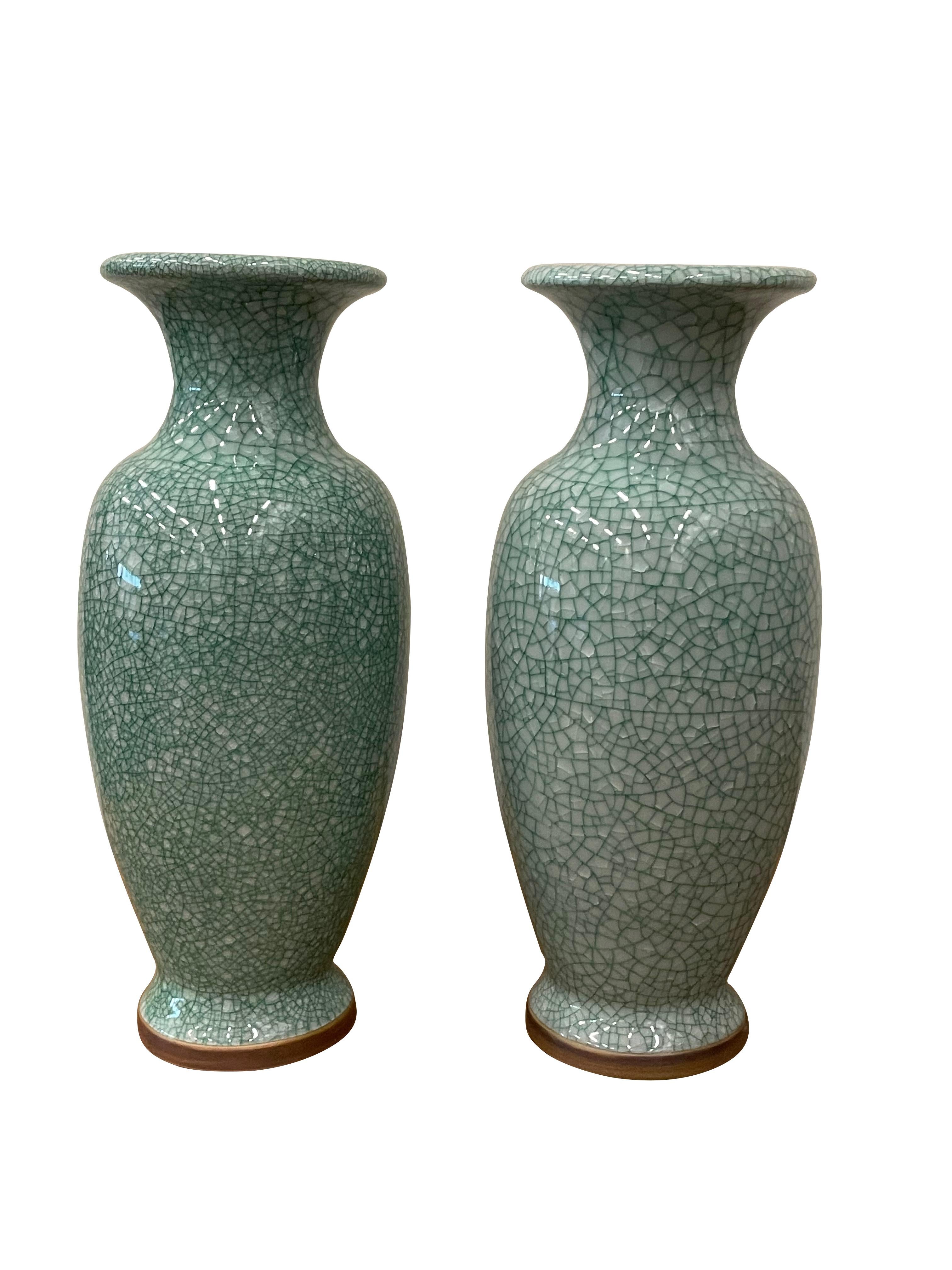 Vaso alto a forma di tulipano smaltato a contrasto turchese, Cina, Contemporary in vendita 1