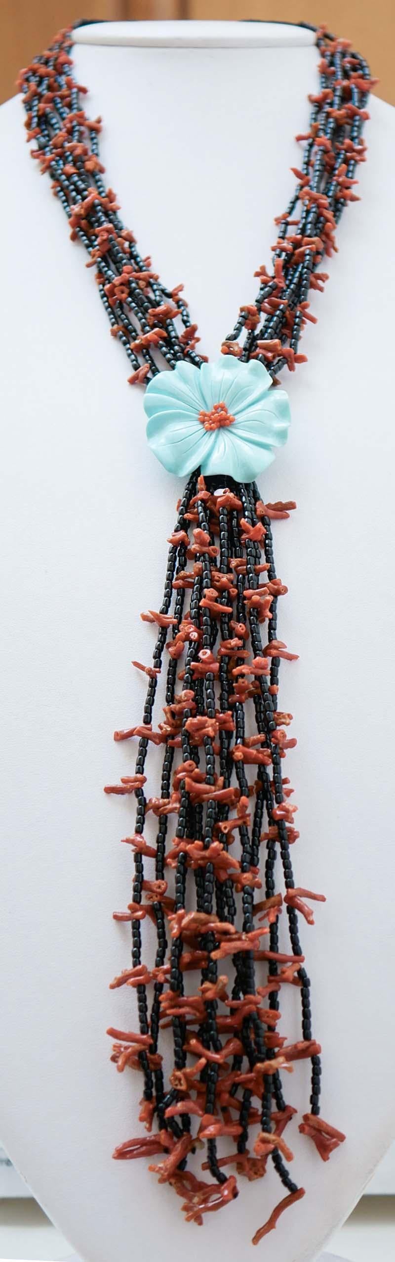 Particolare collana montata con fili di corallo e onice e, al centro, un fiore di pasta di turchese.
Corallo 18.00 gr
Onice 70 gr
Pasta turchese 10.00 gr
Peso totale 100,20
RF   +IHA
Lunghezza della parte superiore (fiore incluso) 94 cm
Lunghezza