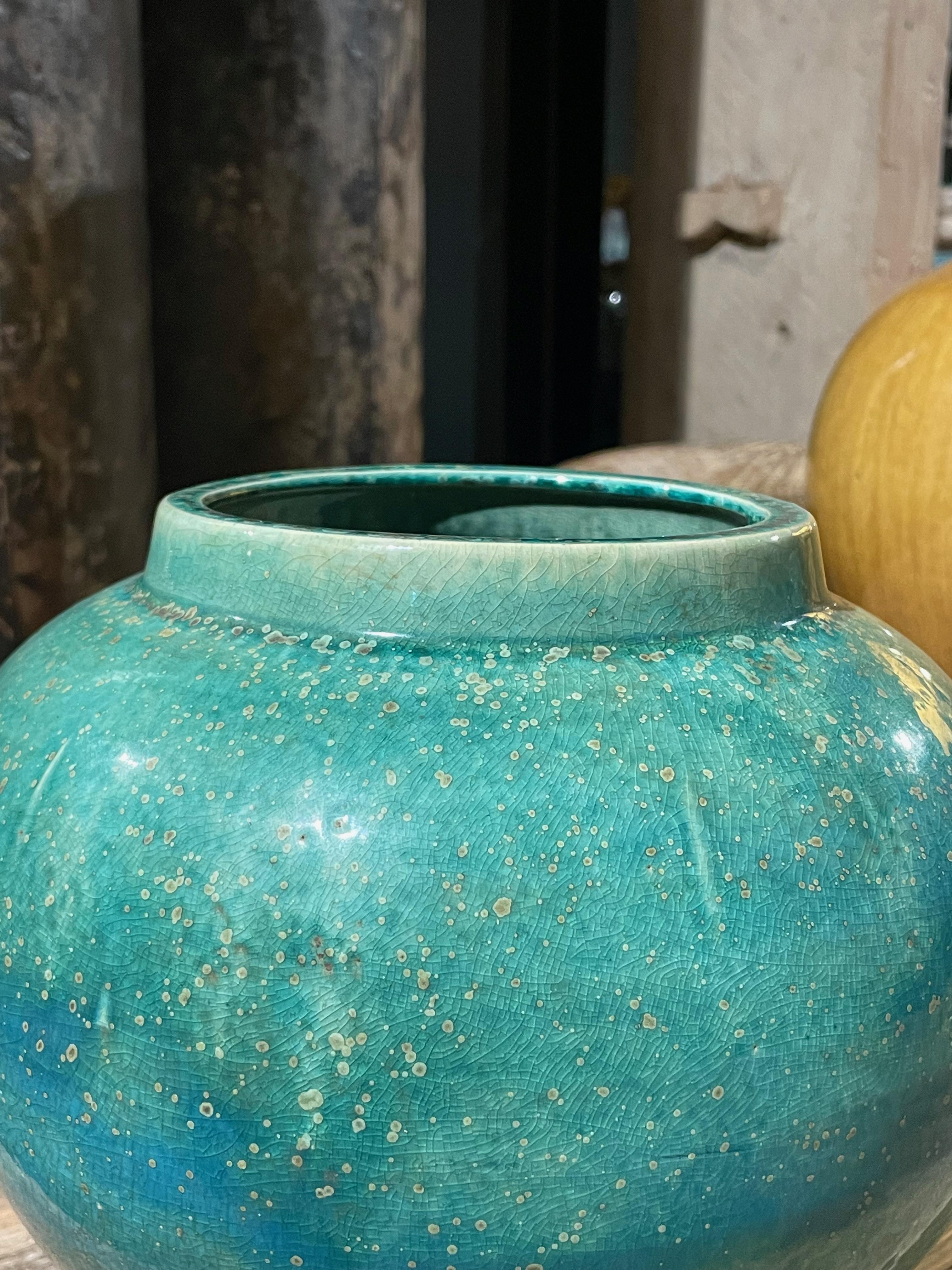 Chinois Vase de forme simple à glaçure craquelée turquoise, Chine, Contemporain en vente