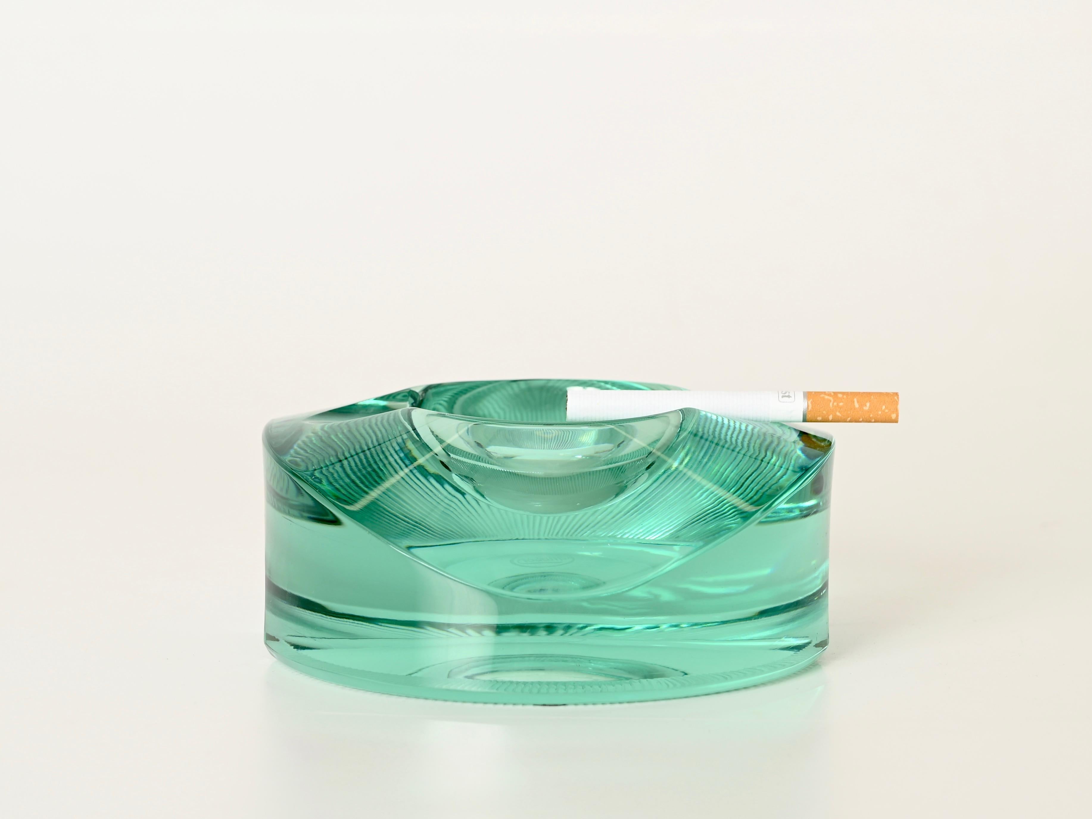 Cendrier exceptionnel en cristal de haute qualité de couleur aigue-marine. Cette pièce merveilleuse et unique a été produite par Moser en Italie dans les années 1970, et est signée sur le fond. 

En parfait état, sans éclats ni rayures. Ce cendrier