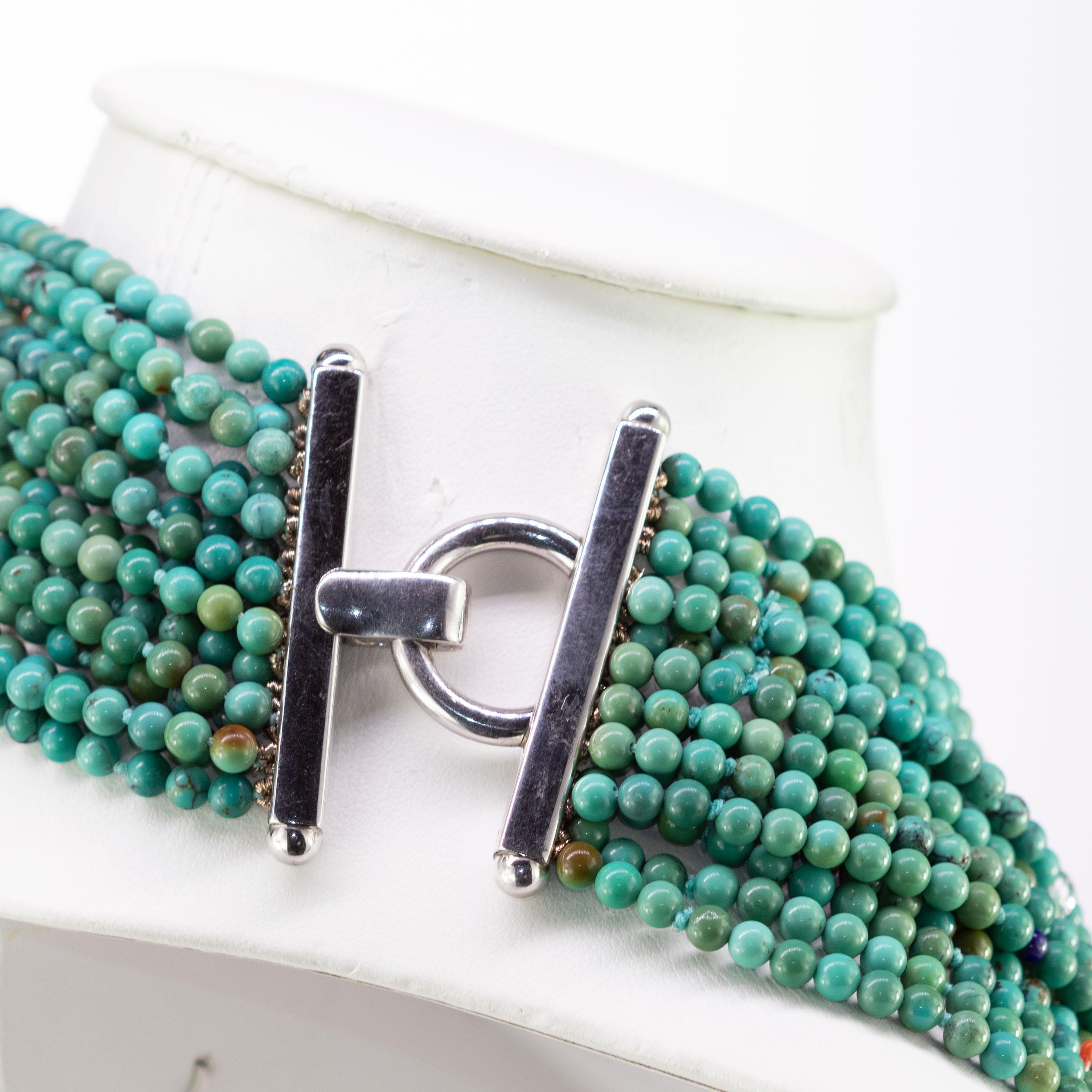 Taglio misto Collana a più fili con cristalli di turchese e lapislazzuli e perle di corallo rosso in vendita