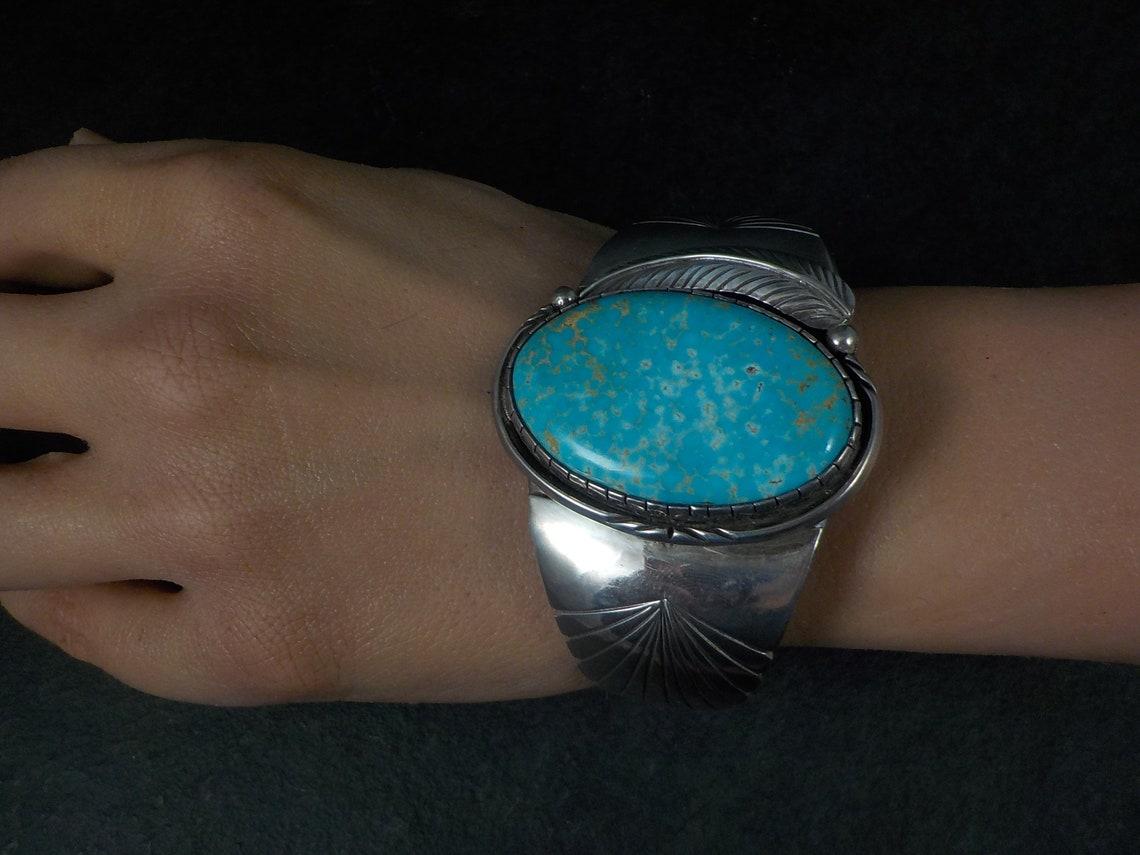 Ce magnifique bracelet vintage est composé d'argent sterling et de turquoise naturelle.
Il s'agit de la création de feu l'orfèvre Navajo Fred Guerro.

La face de ce bracelet mesure 1 3/4 pouces et se rétrécit à 1/2 pouce.
Il a une circonférence