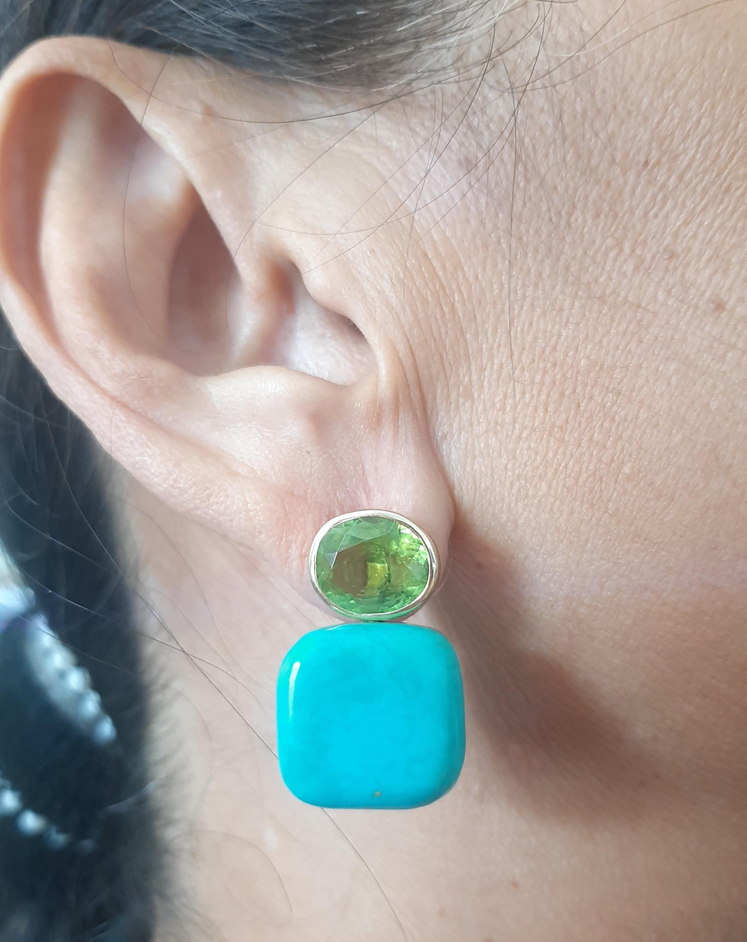 Questi semplici ma eleganti orecchini fatti a mano hanno 2 Peridot sfaccettati ovali di 8 x 10 mm incastonati in un castone in oro giallo 14 Kt alla cui sommità sono sospesi 2 Turchesi genuini a forma di cuscino di 15 x 15 mm.

Nel 1978 il nostro