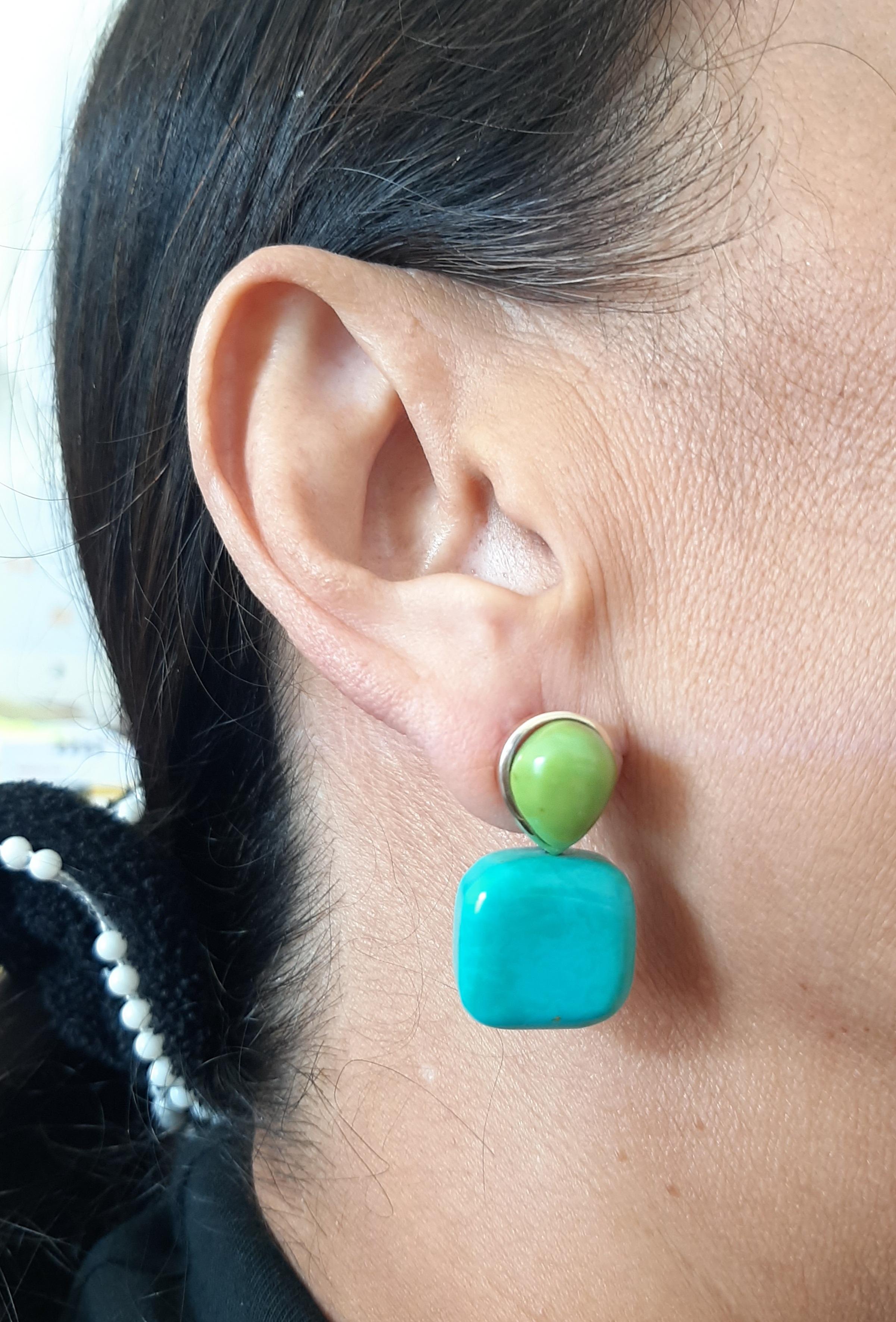 Estos sencillos pero elegantes pendientes hechos a mano tienen 2 cabujones de turquesa verde en forma de pera de 10 x 12 mm engastados en un bisel de oro macizo amarillo de 14 quilates en la parte superior del que cuelgan 2 turquesas auténticas en