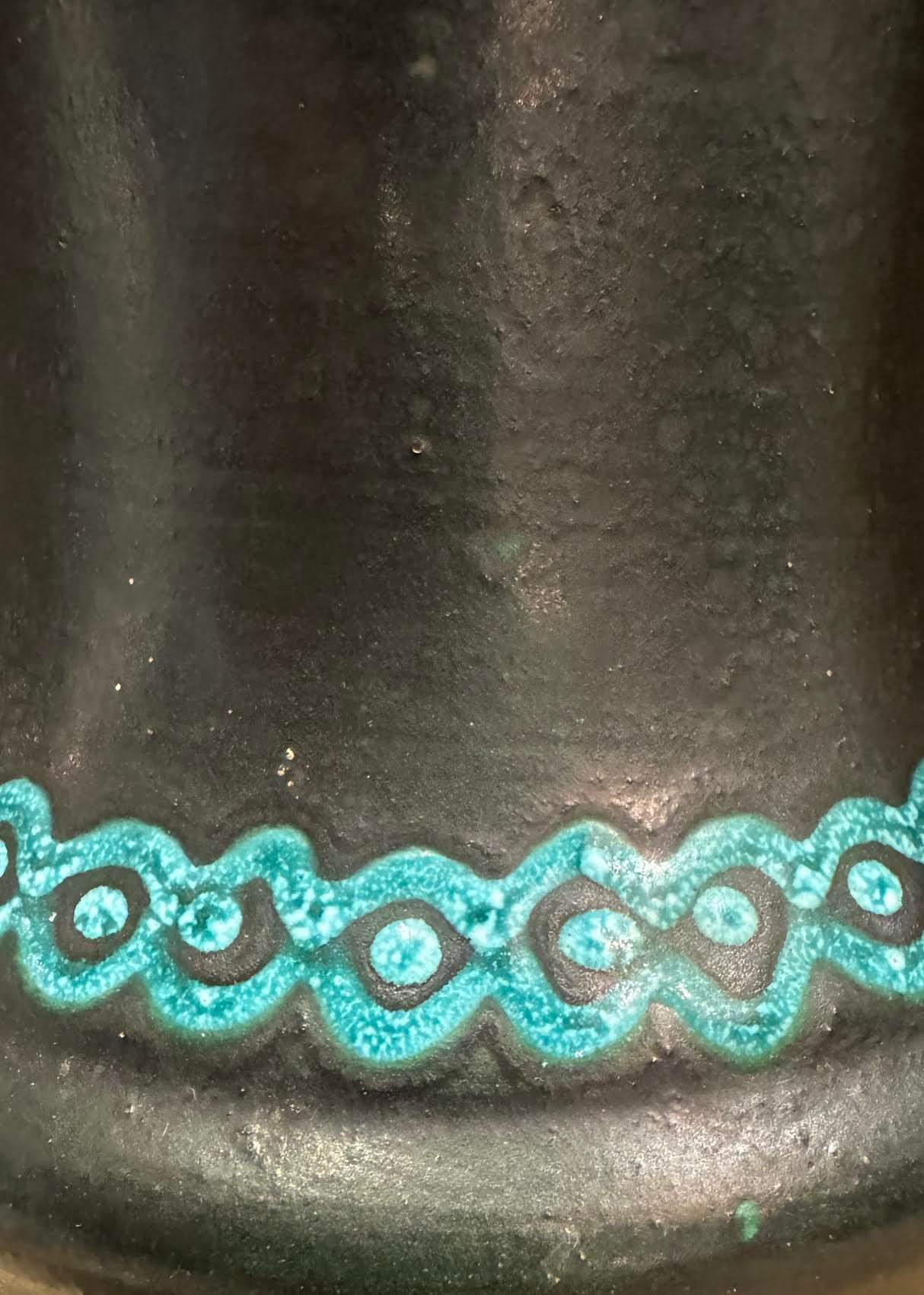 italien Bande décorative turquoise sur vase noir, Italie, milieu du siècle dernier en vente
