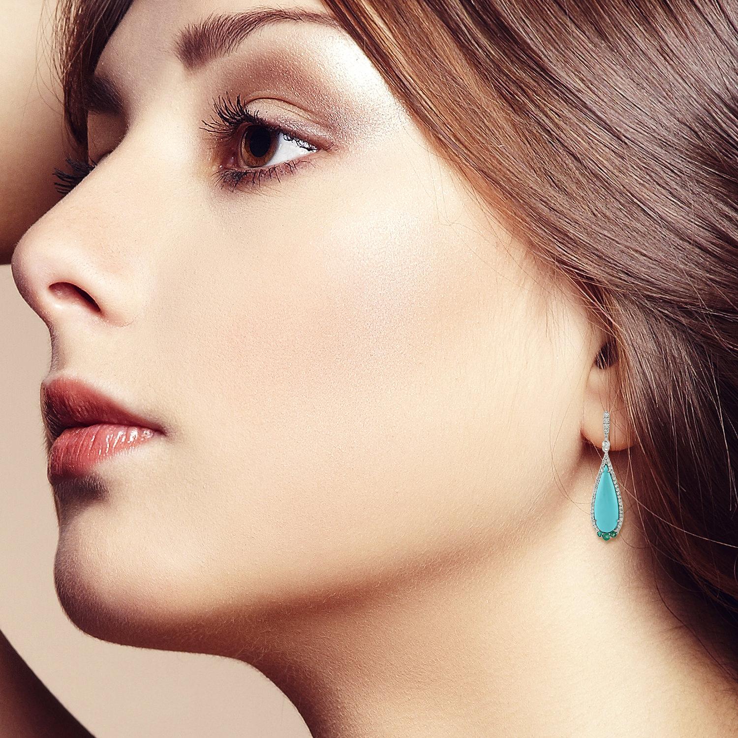Realizzati a mano in oro a 14 carati, questi splendidi orecchini sono incastonati con 4,4 carati di turchese, 0,20 carati di smeraldo e 0,58 carati di diamanti scintillanti.

SEGUI  Visita la vetrina di Meghna Jewels per vedere l'ultima collezione e