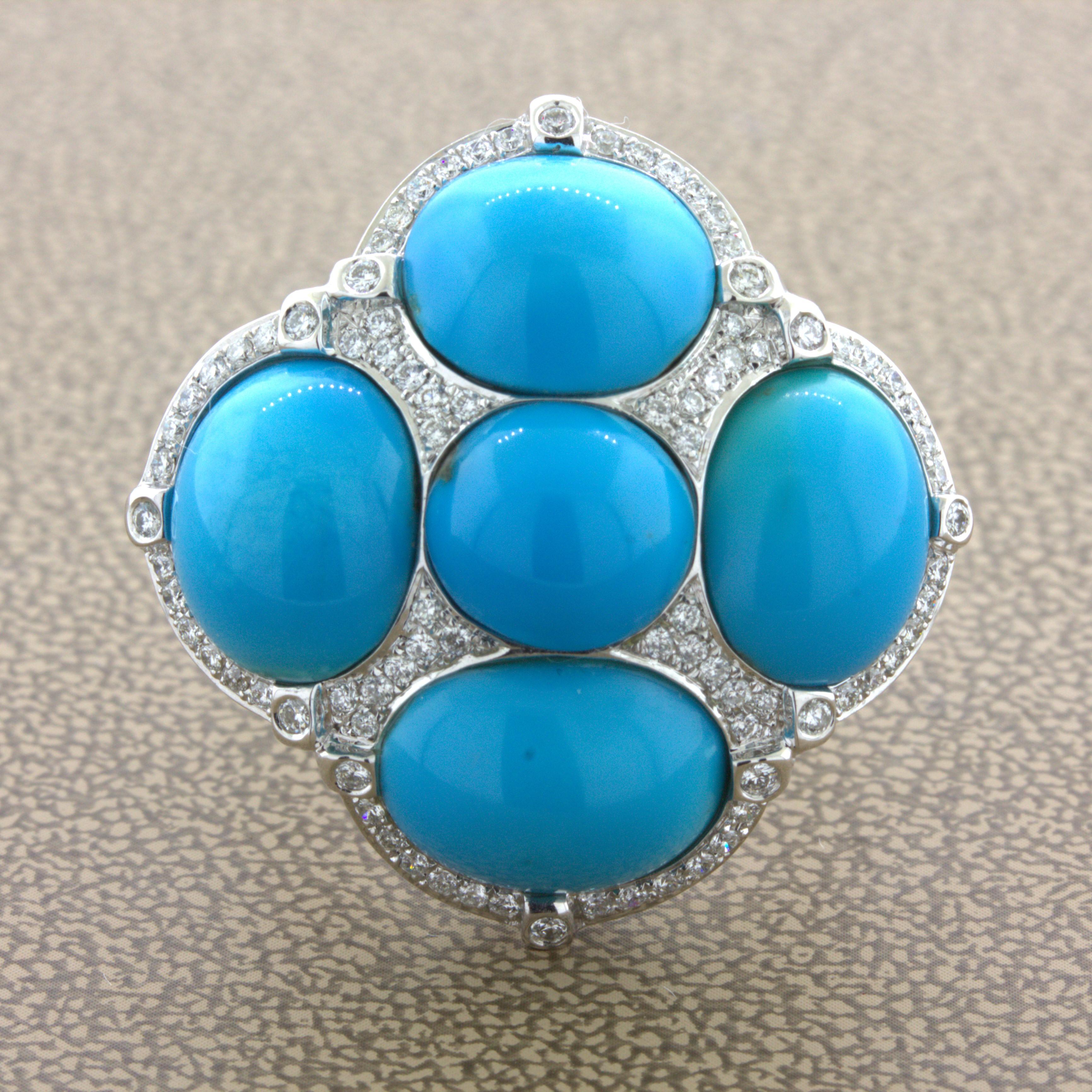 Une jolie bague de cocktail composée de 5 turquoises fines et assorties. Les turquoises ont une riche couleur bleu ciel qui provient probablement des célèbres mines de turquoises en Iran. Ils sont complétés par 0,68 carats de diamants ronds de