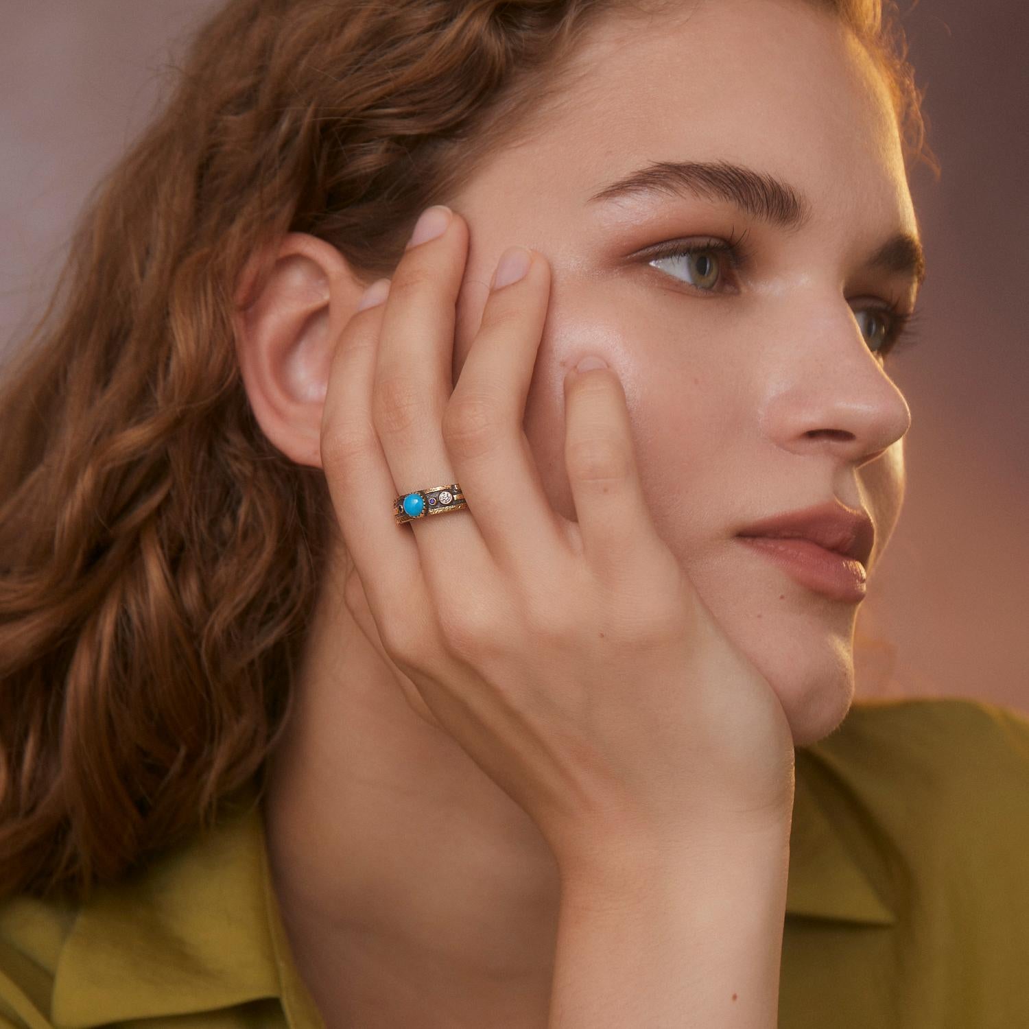 Si tratta di un delizioso anello di turchese e diamanti fatto a mano e unico nel suo genere. 

L'anello è incastonato con un turchese, un diamante e uno zaffiro blu. È realizzato in oro giallo 18 carati e argento sterling ossidato con squisite