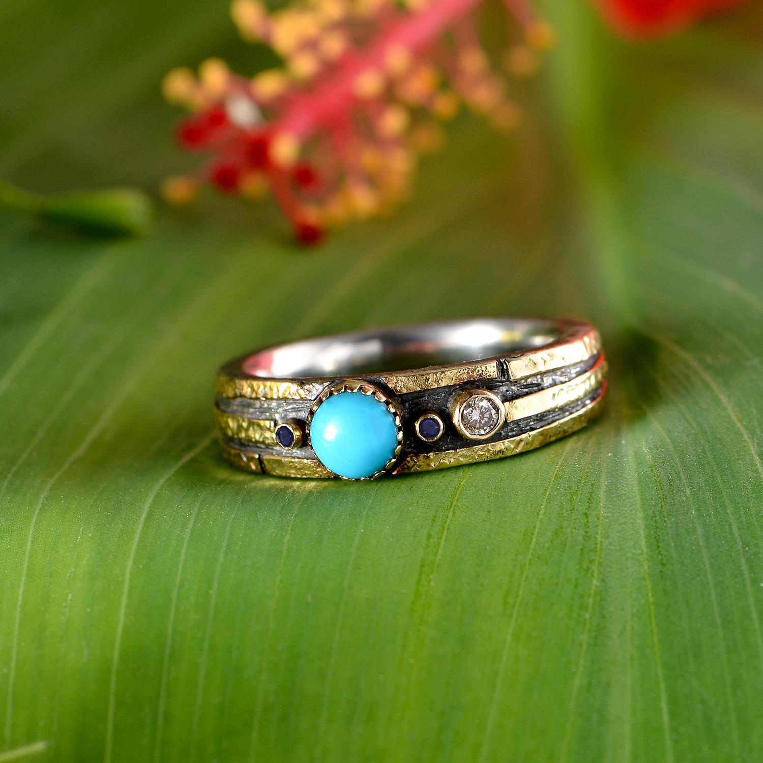 Contemporaneo Emma Chapman Anello a fascia in oro giallo e argento con diamante turchese e zaffiro blu in vendita