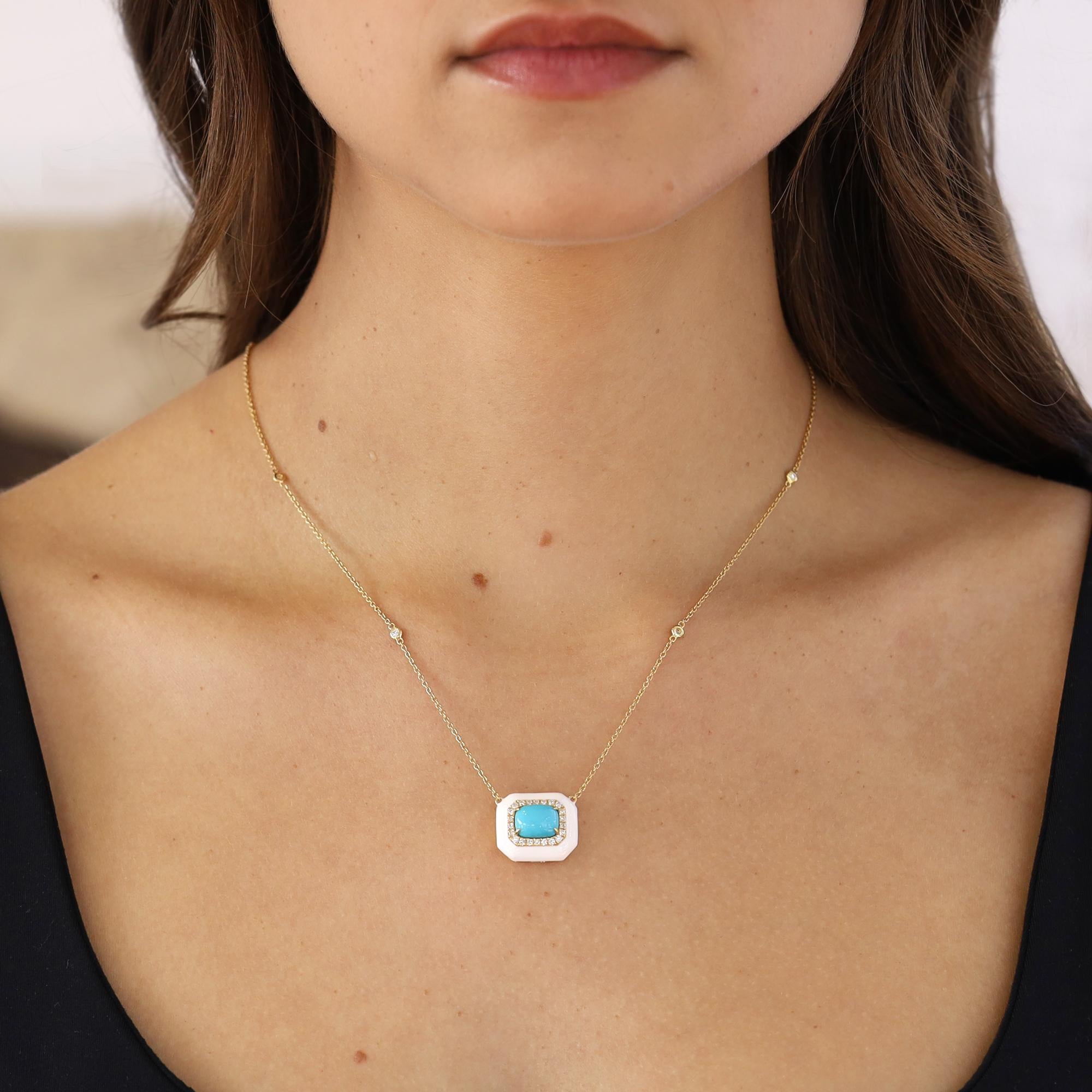De la galardonada casa de diseño Yael, un collar de turquesa pura, diamantes y esmalte blanco. Eleva tu colección de joyas de diseño con un toque de color. El colgante central de turquesa azul huevo de petirrojo realzado por un reluciente halo de
