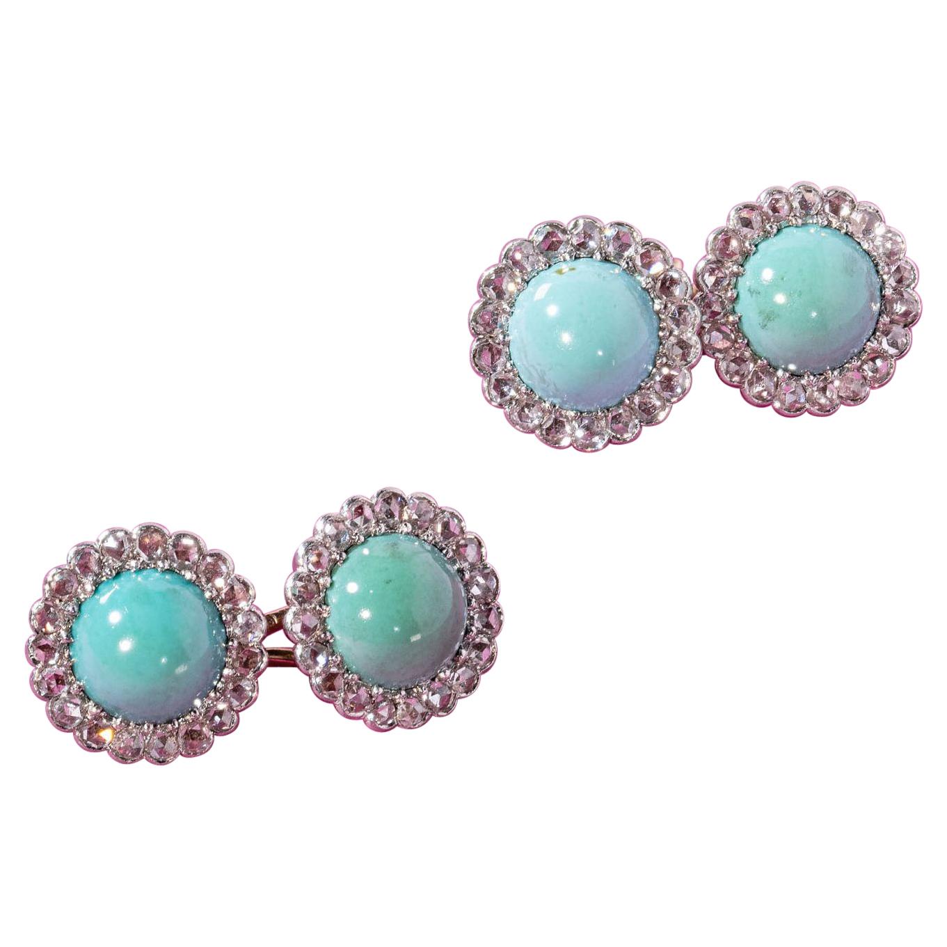 Questi affascinanti gemelli sono incastonati con cabochon di turchese circondati da diamanti taglio rosa.
Fine del XIX secolo, marchi di controllo dell'importazione francese.
Elegante di giorno o frizzante di sera.