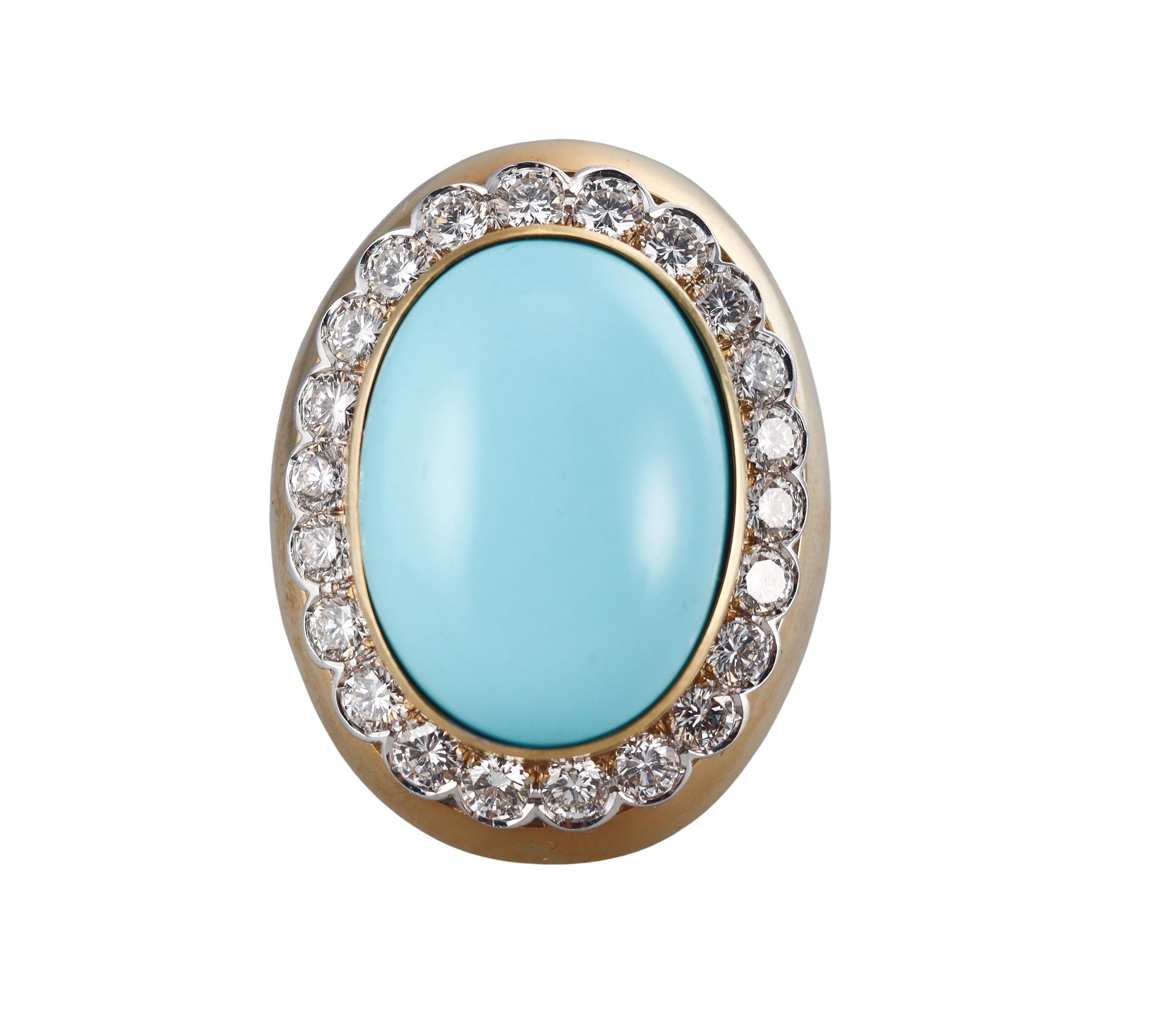Grande anello cocktail in oro giallo 18k, con turchese centrale di 25 mm x 18 mm, circondato da circa 4,40 carati I/VS-SI.

Misura dell'anello 5,75, la parte superiore è larga 35 mm.

Testato a 18k, non firmato.

Peso - 39,6 grammi