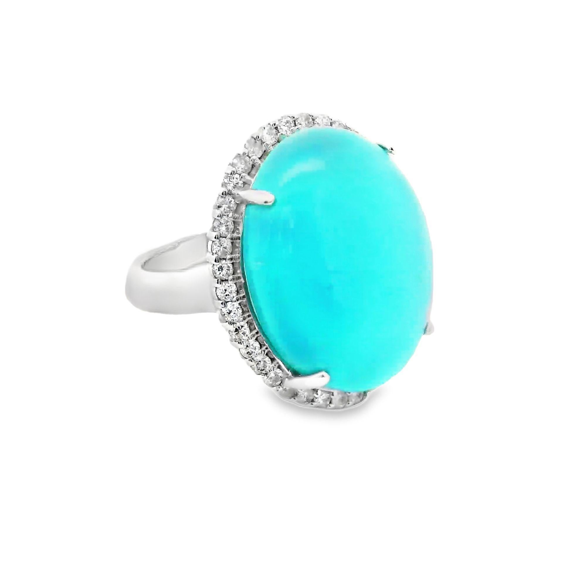 Un anello in platino classico ed elegante che mette in mostra un turchese di forma ovale da 13,34 carati di un vibrante colore blu. Il turchese è elegantemente incorniciato da 0,54 carati di diamanti bianchi rotondi a taglio brillante che aggiungono