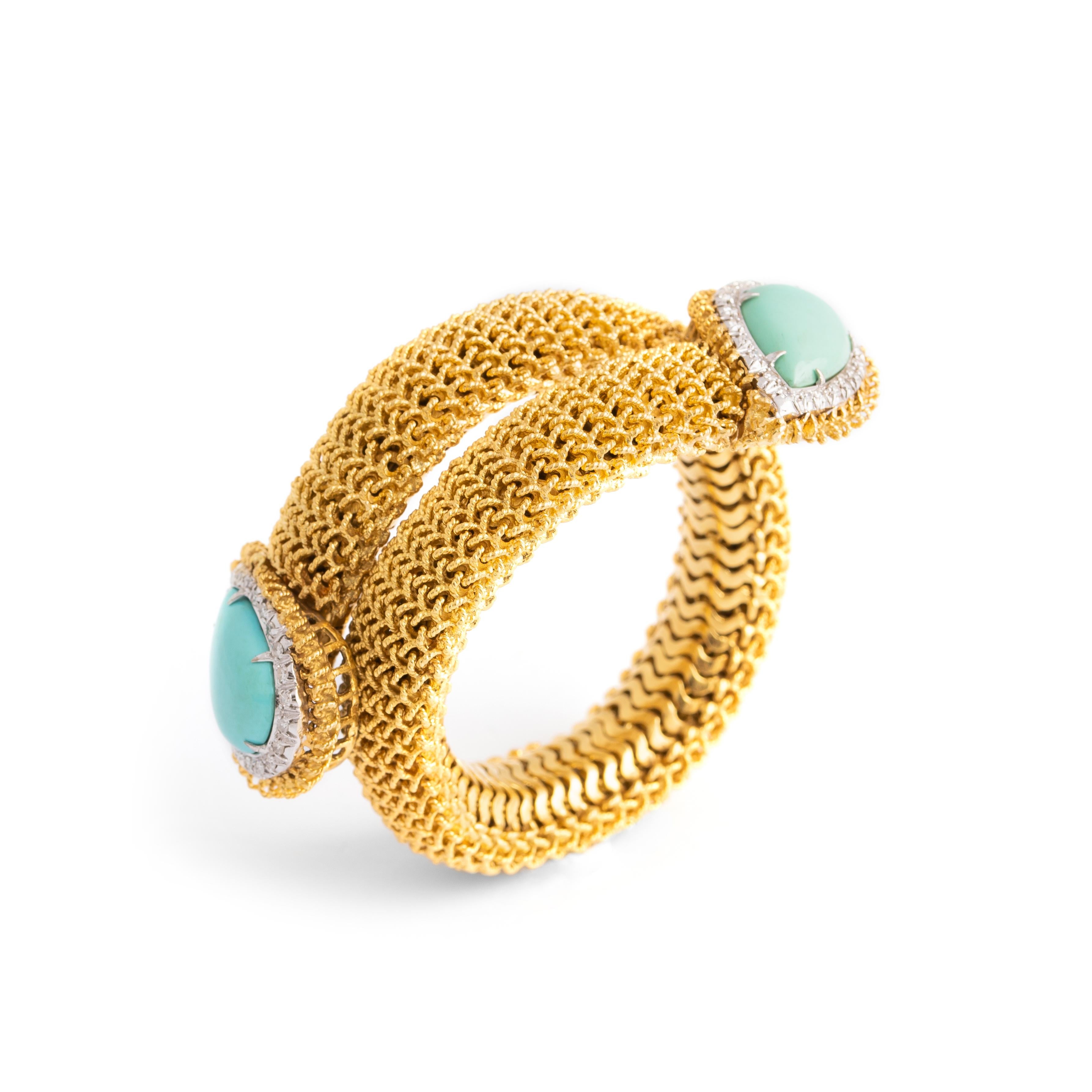 Bracelet serpent stylisé en or jaune 19.2K avec turquoise et diamants.
Travail européen. Circa 1960. 
44 diamants 8/8 estimés 0,44 couleur totale G-I pureté SI, 2 turquoises.
Système tubogaz flexible. Toutes les tailles sont adaptables.
Poids total