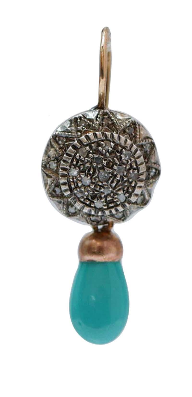 Orecchini pendenti Retrò in oro rosa 14 kt e struttura in argento montata con una struttura rotonda nella parte superiore tempestata di diamanti e, come pendente, un turchese.
Questi orecchini sono stati realizzati totalmente a mano da maestri orafi