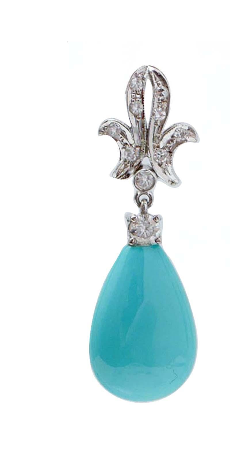 Superbes boucles d'oreilles en structure d'or blanc 14 kt montées avec des diamants et, en pendentif, une turquoise en goutte.
Ces boucles d'oreilles ont été entièrement réalisées à la main par des maîtres orfèvres italiens et elles sont en parfait
