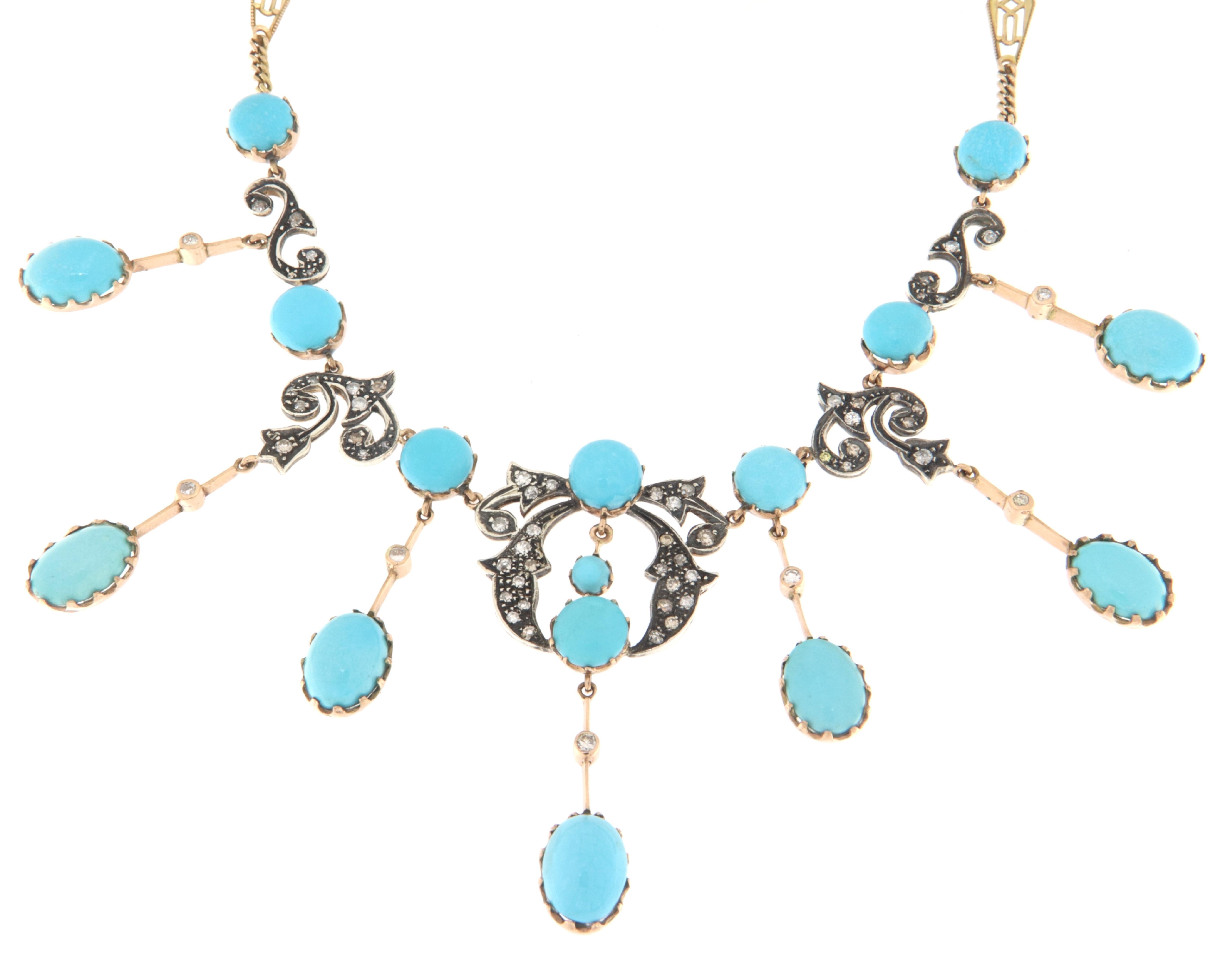 Ti presentiamo una squisita collana realizzata in oro giallo 14 carati e argento 800 millesimi, con uno splendido turchese dell'Arizona e brillanti. Questo pezzo accattivante mostra una miscela armoniosa di materiali preziosi e design elegante, che