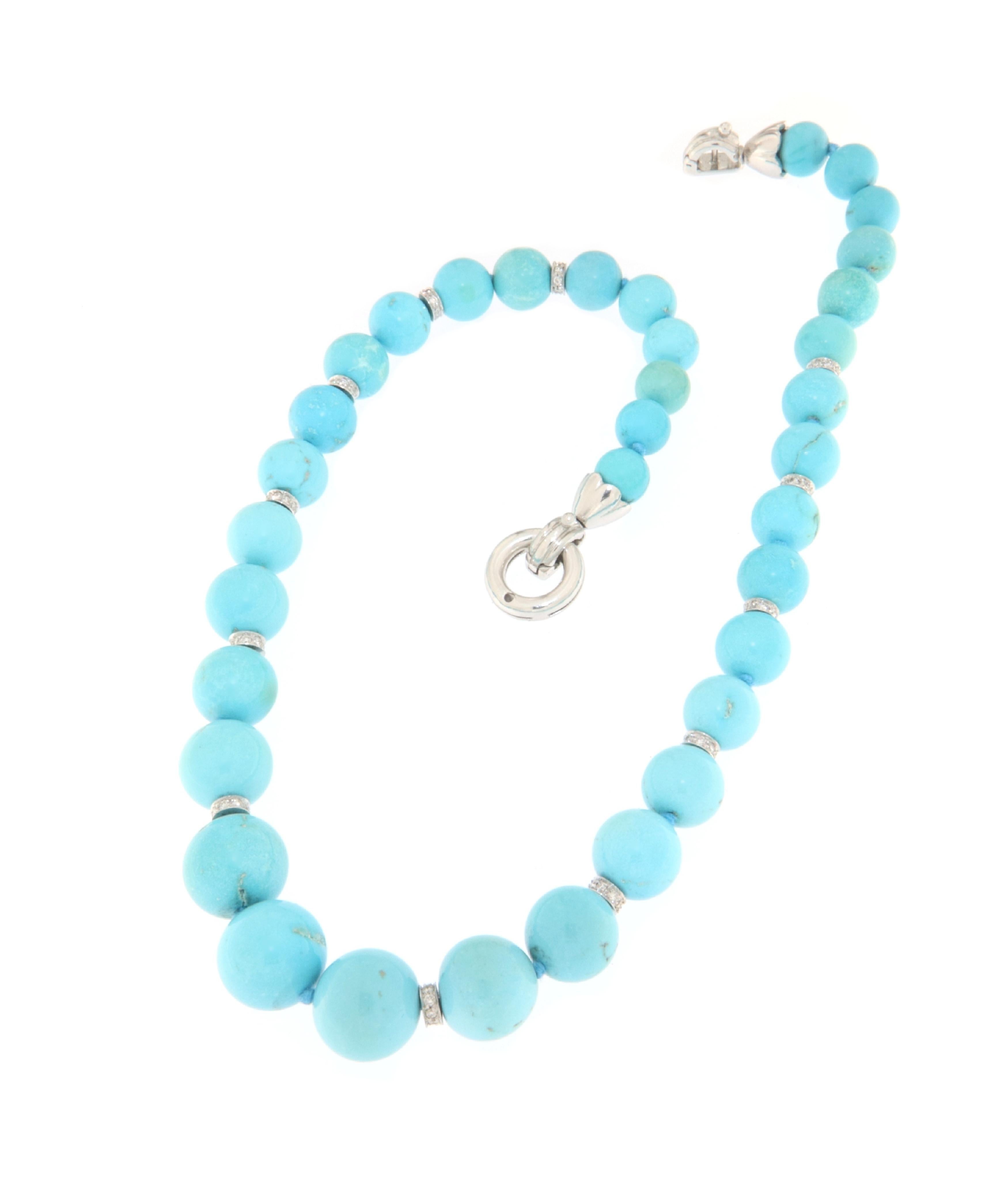 Questa squisita collana di turchese, con perline provenienti dall'Arizona, è un capolavoro di colori vibranti e gusto raffinato. Ogni perlina è stata accuratamente selezionata per la sua profonda tonalità celeste, che racchiude l'essenza del cielo