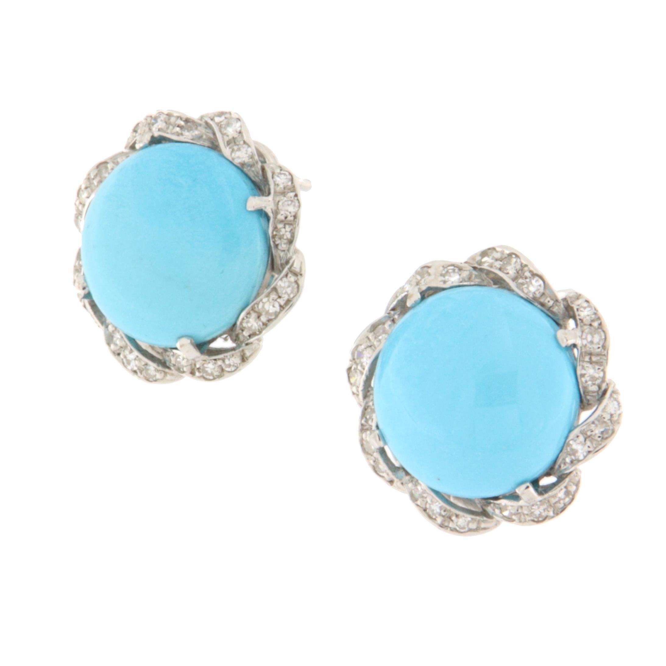 Questi orecchini in oro bianco da 18 carati rappresentano il perfetto equilibrio tra eleganza contemporanea e fascino senza tempo. Realizzati con una meticolosa attenzione ai dettagli e utilizzando solo i materiali più pregiati, rappresentano