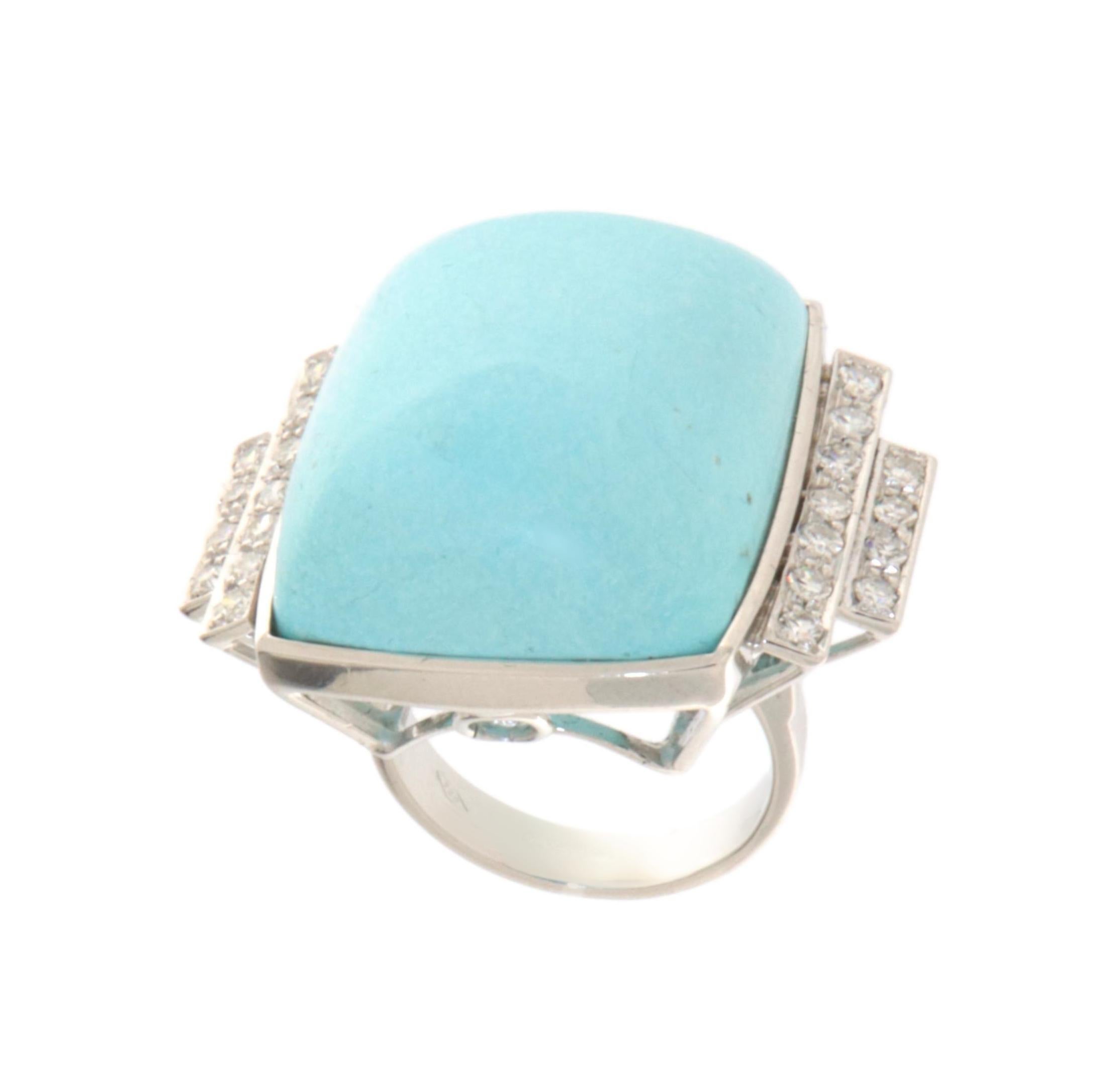 Stunning 18-karat white gold ring, a piece of fine jewelry that stands out for its timeless elegance and high-quality materials. At the center of the ring shines a magnificent natural turquoise, sourced from the mines of Arizona, characterized by an
