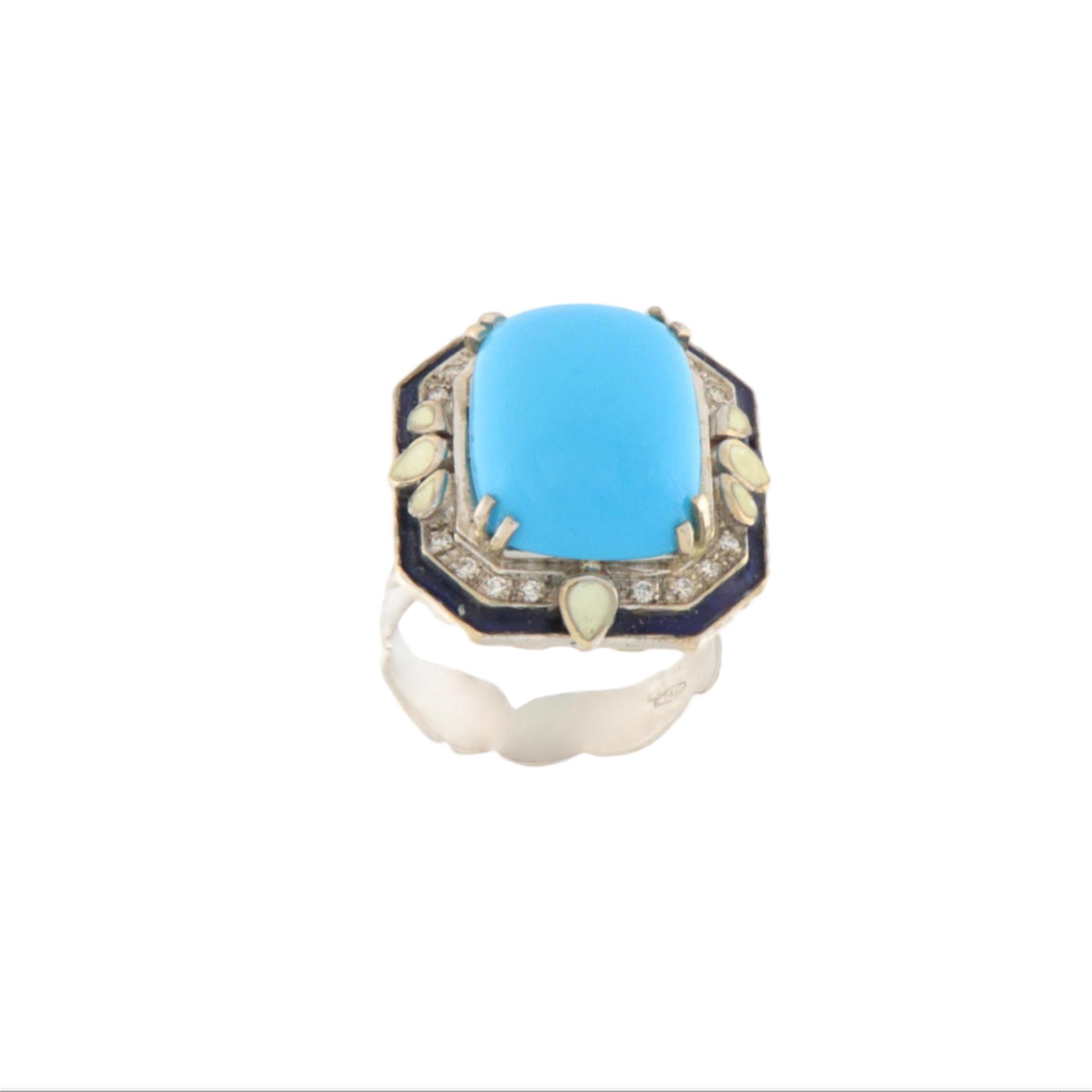 Elegante e pieno di carattere, questo anello in oro bianco 18kt è un pezzo di alto artigianato, pensato per chi apprezza i gioielli distintivi e raffinati. Al centro si trova uno splendido turchese naturale dell'Arizona, noto per la sua eccezionale
