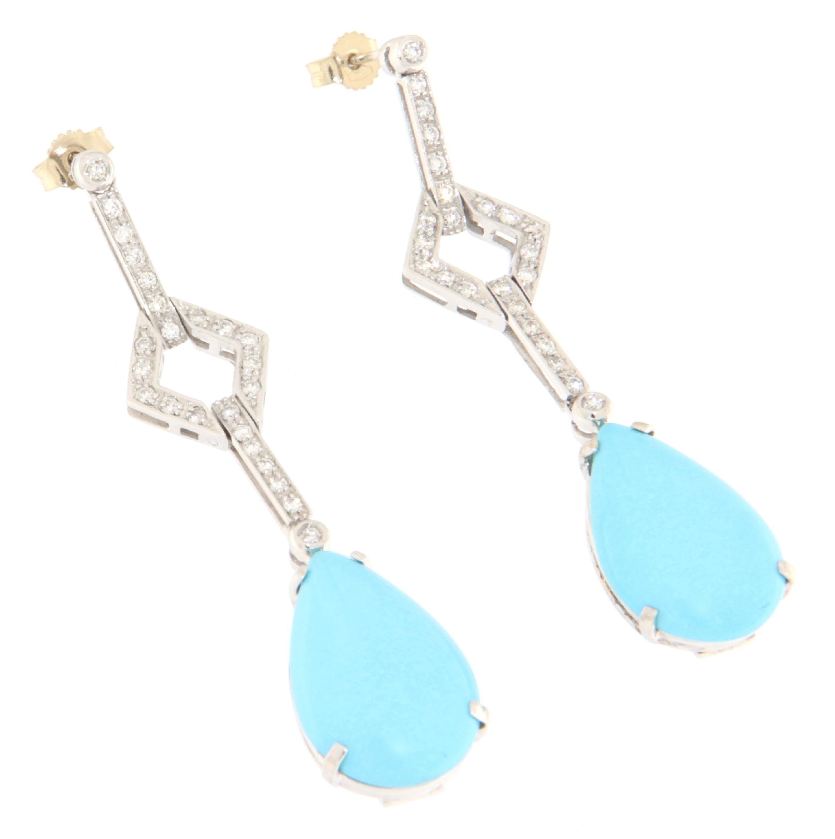 These refined earrings in 18-karat white gold embody a fusion of classic elegance and vibrant color, highlighting the beauty of natural turquoise from Arizona paired with luminous diamonds. Each component is carefully chosen to create a piece of