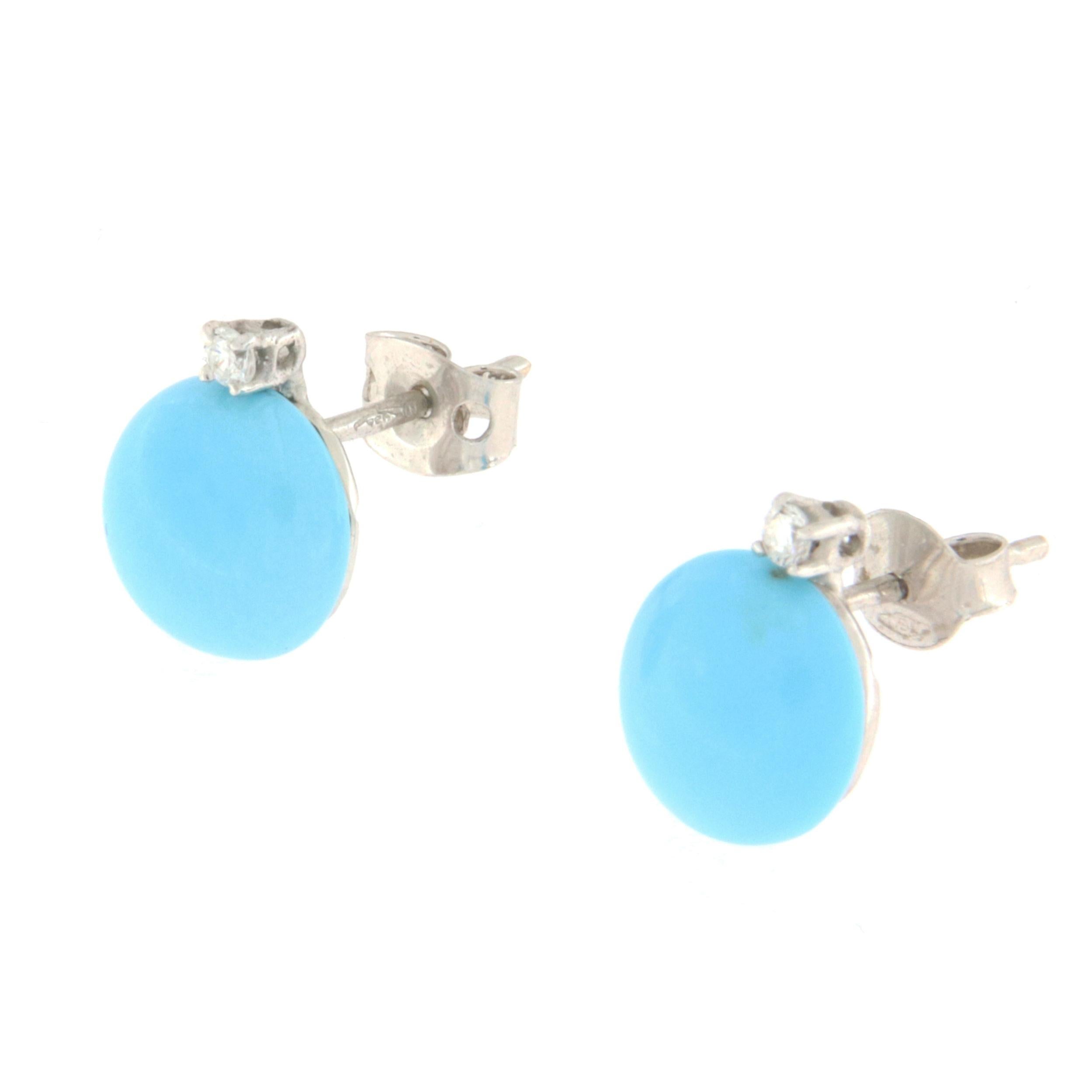 These sophisticated earrings in 18-karat white gold capture the essence of modern refinement, pairing the purity of white gold with the natural beauty of turquoise. Each earring is adorned with an elegant natural turquoise button, whose blue hue