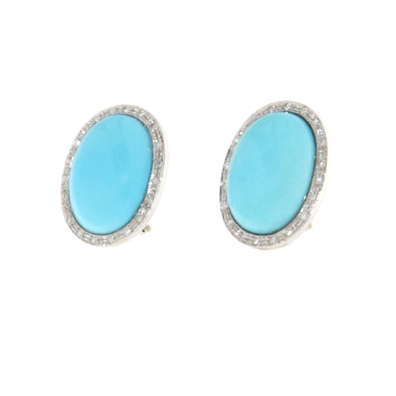 Stud earrings handmade in the 1980s by expert Neapolitan craftsmen in southern Italy made of 18-karat white gold, Arizona turquoise and natural diamonds.
The closure is a snap clip.
The intense color of the blue recalls the colors of the sea, an