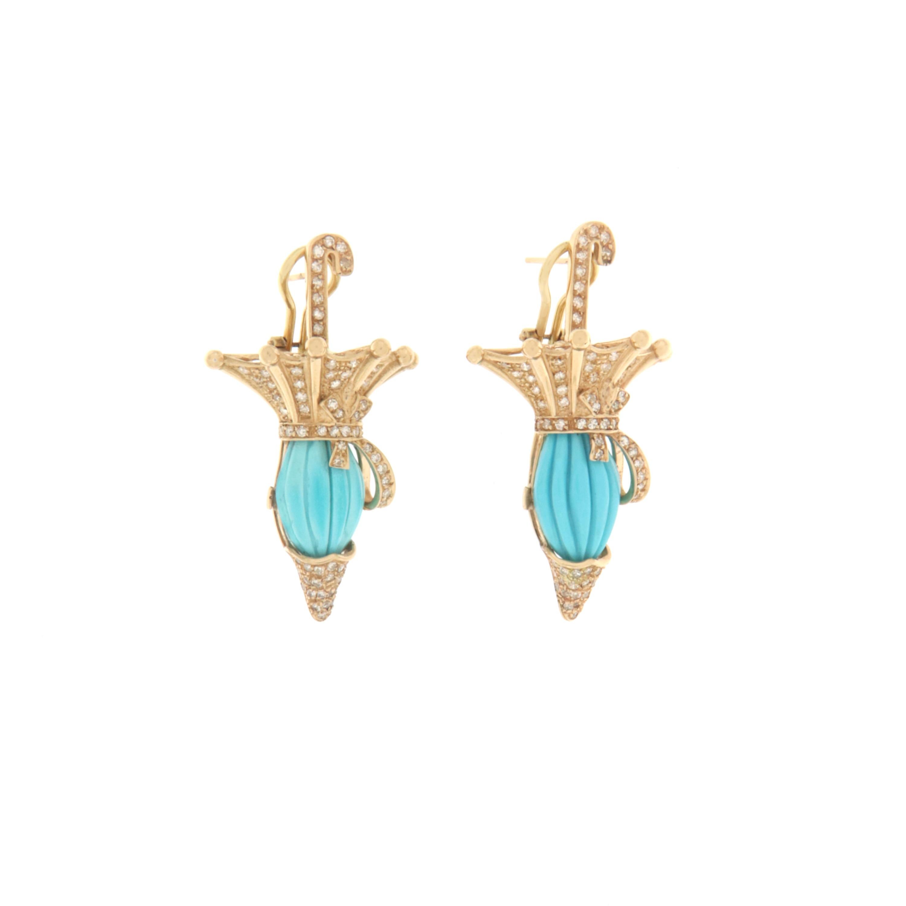 Beautiful earring umbrella of 18 Karat yellow gold and studded with natural white brilliants with two natural turquoise.
The artist who created this earring indulged himself in reproducing two umbrellas using two very simple engraved turquoise ovals