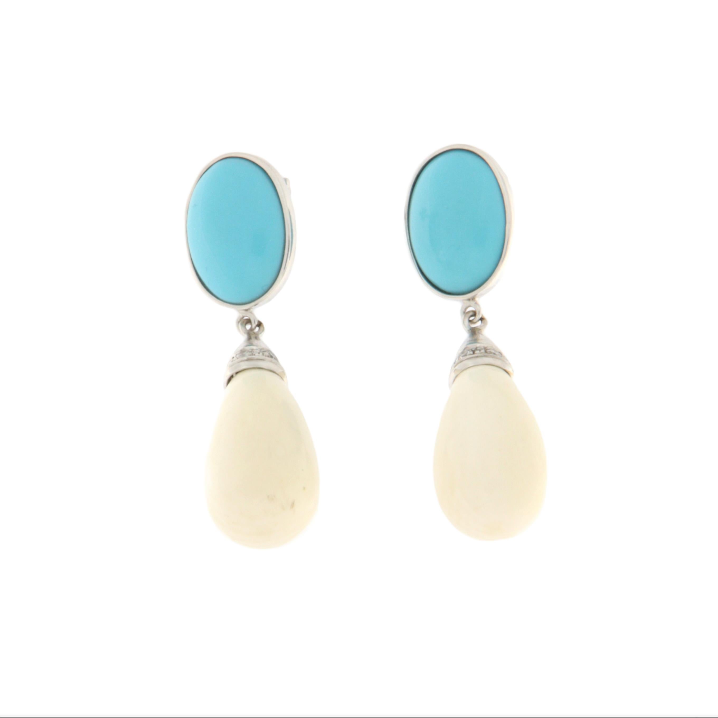 Elegant and radiant, these dangling earrings represent a perfect blend of contemporary design and timeless sophistication. Crafted in 18 karat white gold, they are adorned with carefully selected gemstones: natural turquoise, brilliant-cut diamonds,