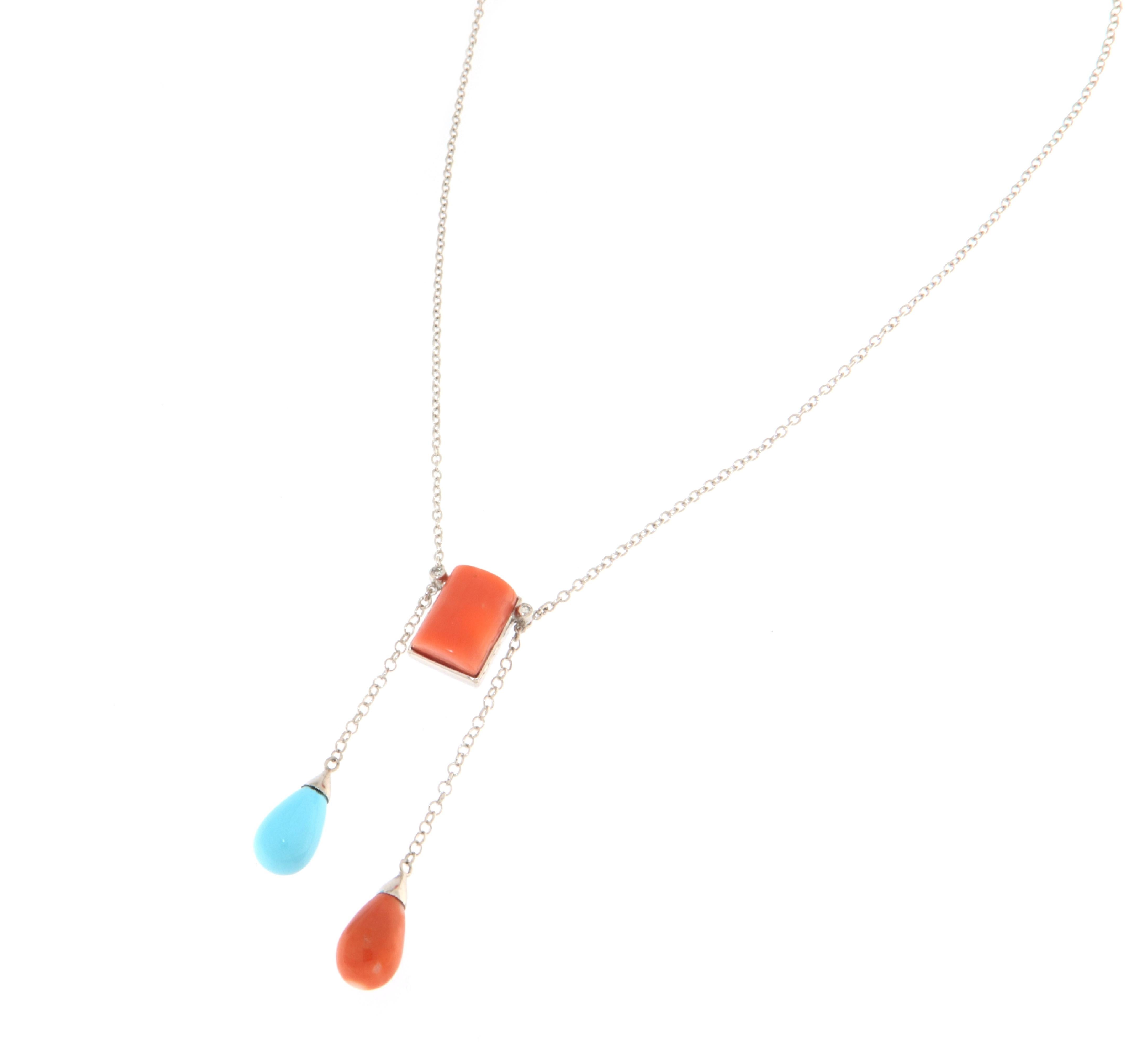 This necklace in 18-karat white gold is a triumph of color and sophistication, celebrating the unique beauty of natural gems in a contemporary design. At the center, an orange coral cut in a rectangular shape of approximately 14 mm dominates the
