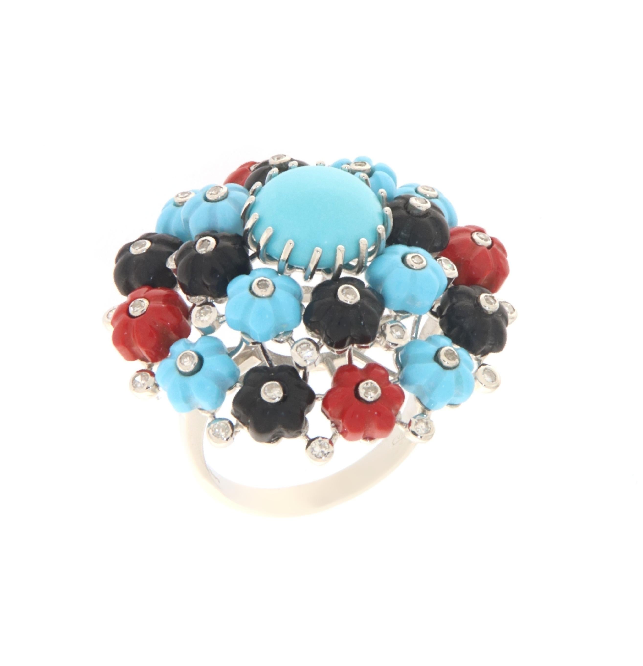 This unique ring in 18-karat white gold is a masterpiece of jewelry, featuring an exceptional design rich in colors and fine materials. At the center of the piece stands a vibrant sky-blue turquoise from Arizona, known for its healing qualities. The