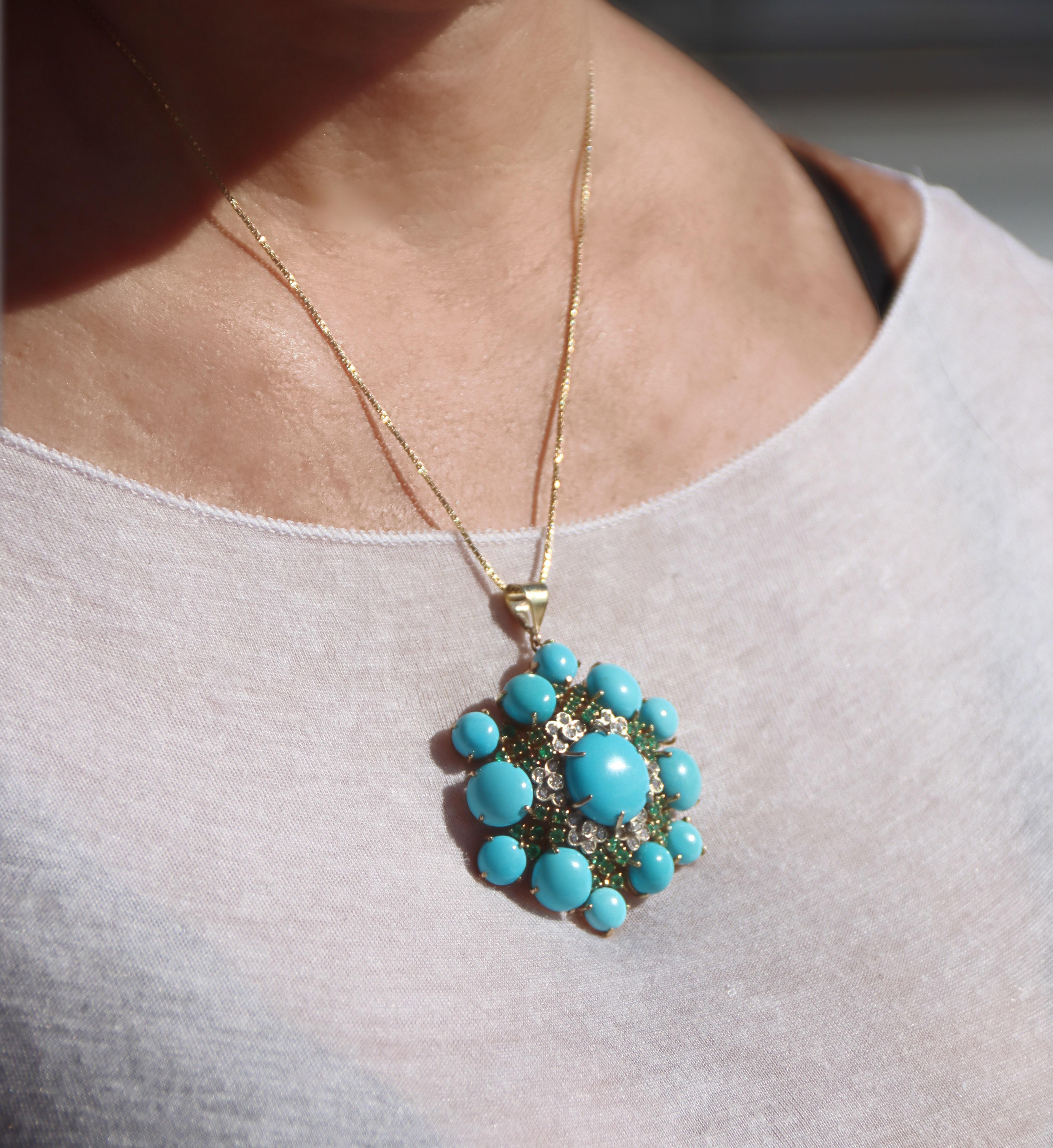 Collana con ciondolo in oro giallo 18 Kt con diamanti turchesi e smeraldi in vendita 4