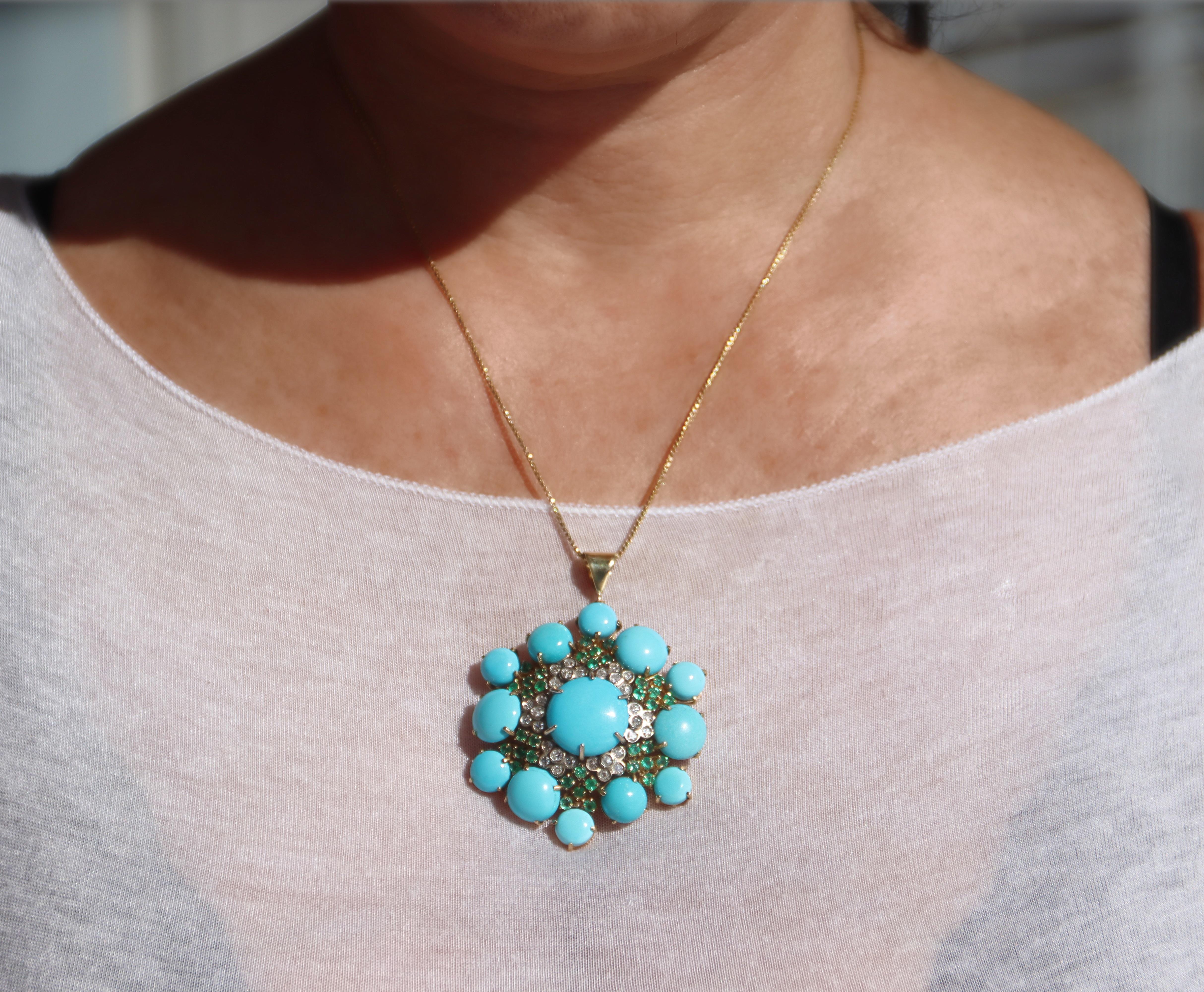 Collana con ciondolo in oro giallo 18 Kt con diamanti turchesi e smeraldi in vendita 3