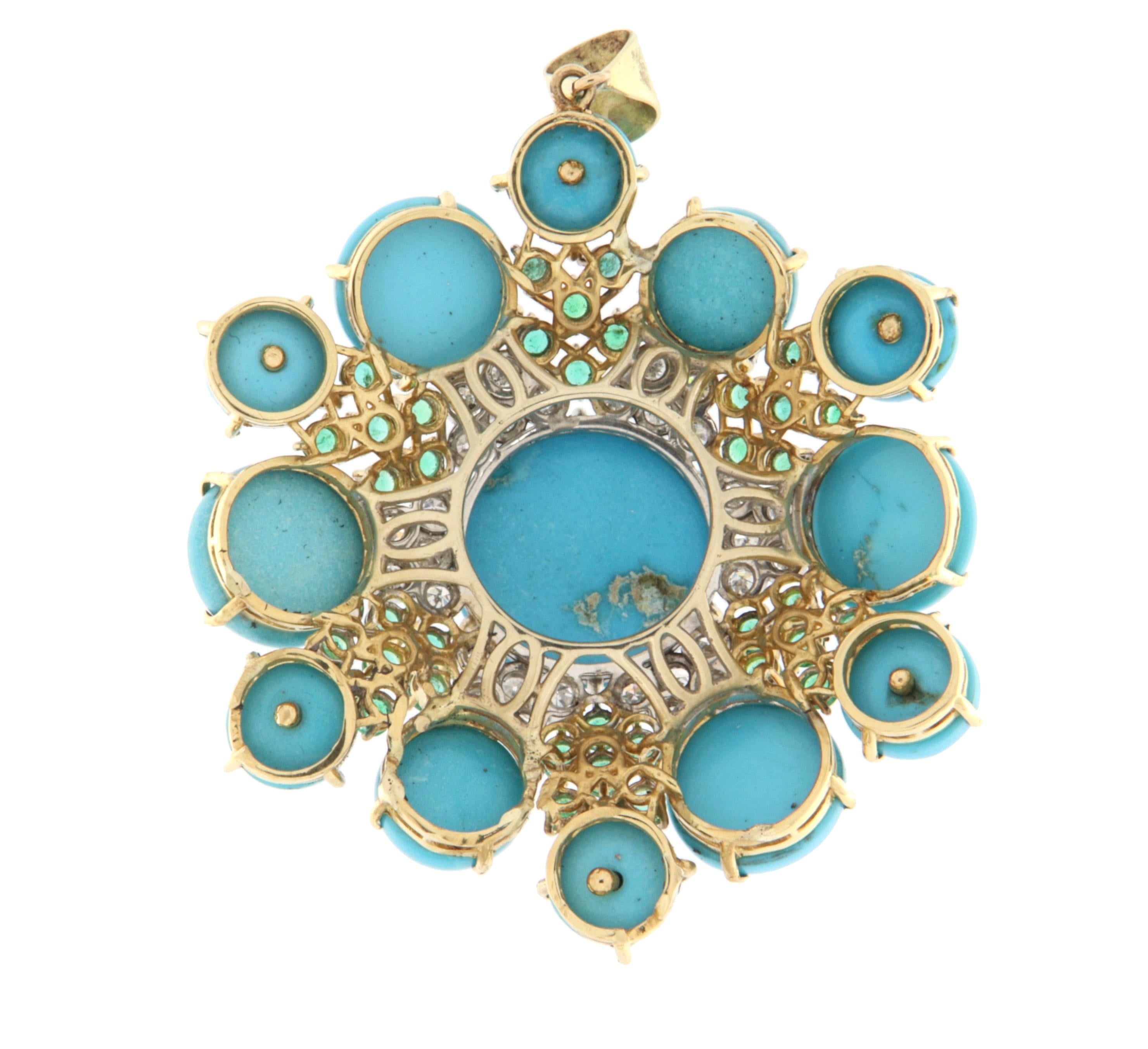 Taille ronde Collier pendentif en or jaune 18 carats Turquoise Diamants Emeraudes en vente