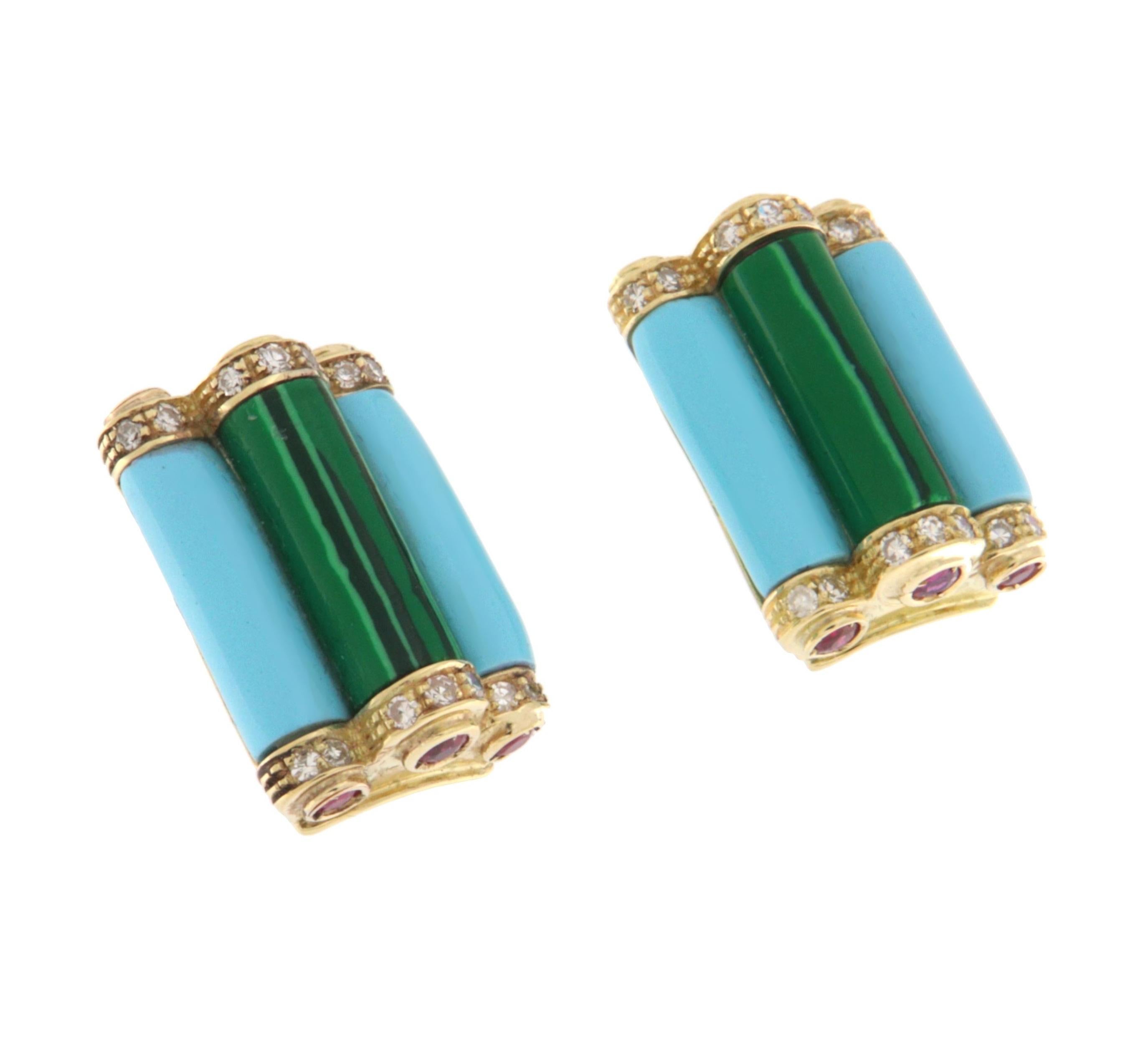 Questi eleganti orecchini in oro giallo 14 carati sono un gioiello raffinato e distintivo, caratterizzato da un design originale che combina armoniosamente pietre semi-preziose e preziose. Realizzata con una meticolosa attenzione ai dettagli, la