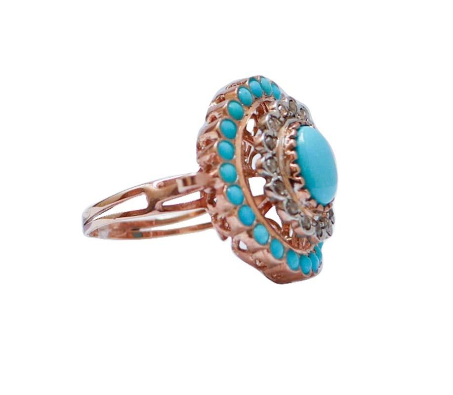 Ring Retrò aus 9-karätigem Roségold und Silberstruktur mit einem zentralen Türkis, der von einem Rahmen aus Diamanten und kleinen Türkisen umgeben ist.
Dieser Ring wurde vollständig von italienischen Goldschmiedemeistern handgefertigt und befindet