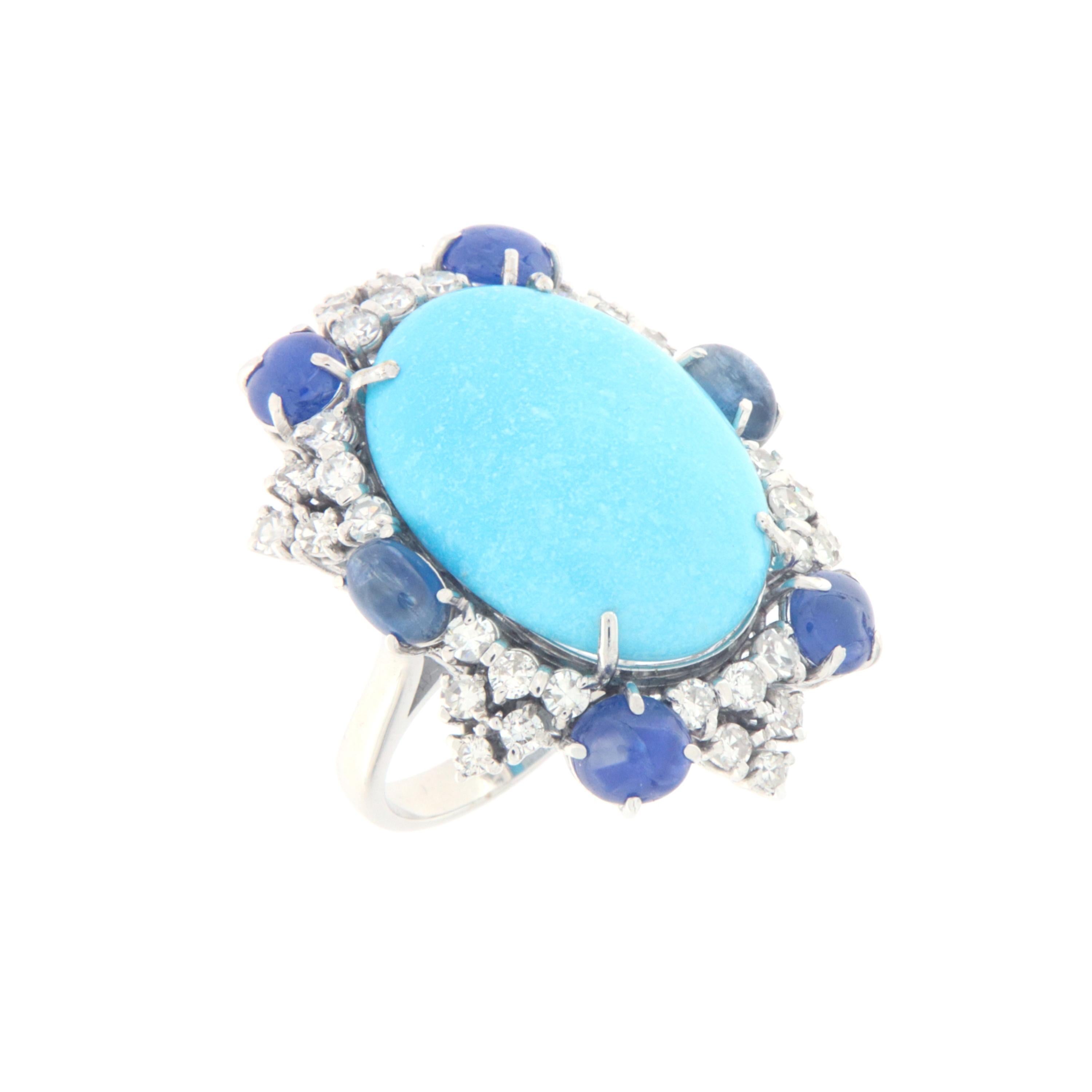 Fantastic ring made of 18 carat white gold with diamonds,sapphires and natural turquoise, entirely handmade by expert craftsmen in the sector.
The turquoise present on the ring recalls the colors of the sea and evokes the arrival of summer, making