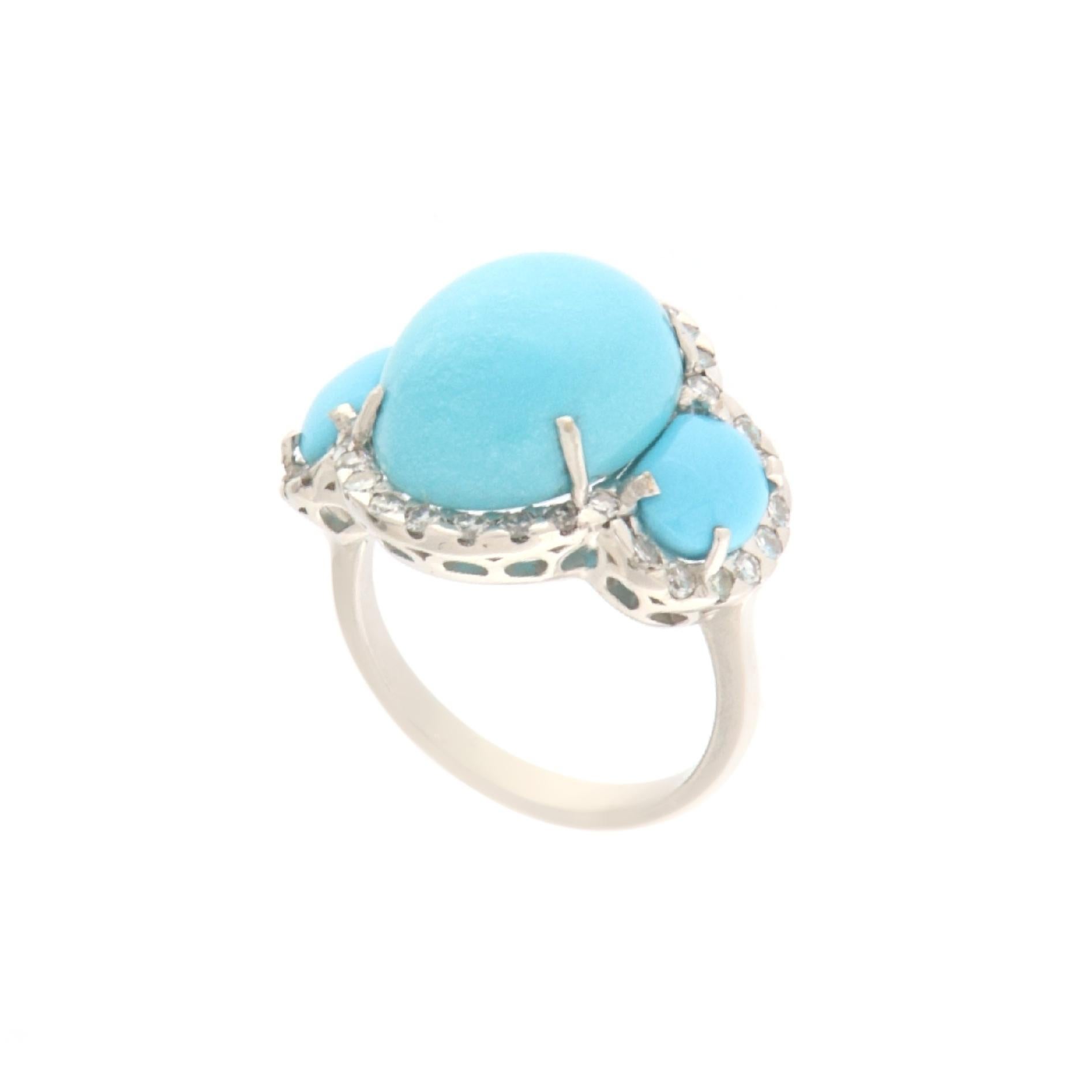 Bague en or blanc 18 carats dont le design essentiel dialogue avec le bleu de la turquoise qui lui confère des traits de sérénité et de calme, d'élégance et de grâce. Les diamants qui l'entourent complètent l'harmonie en faveur d'une esthétique