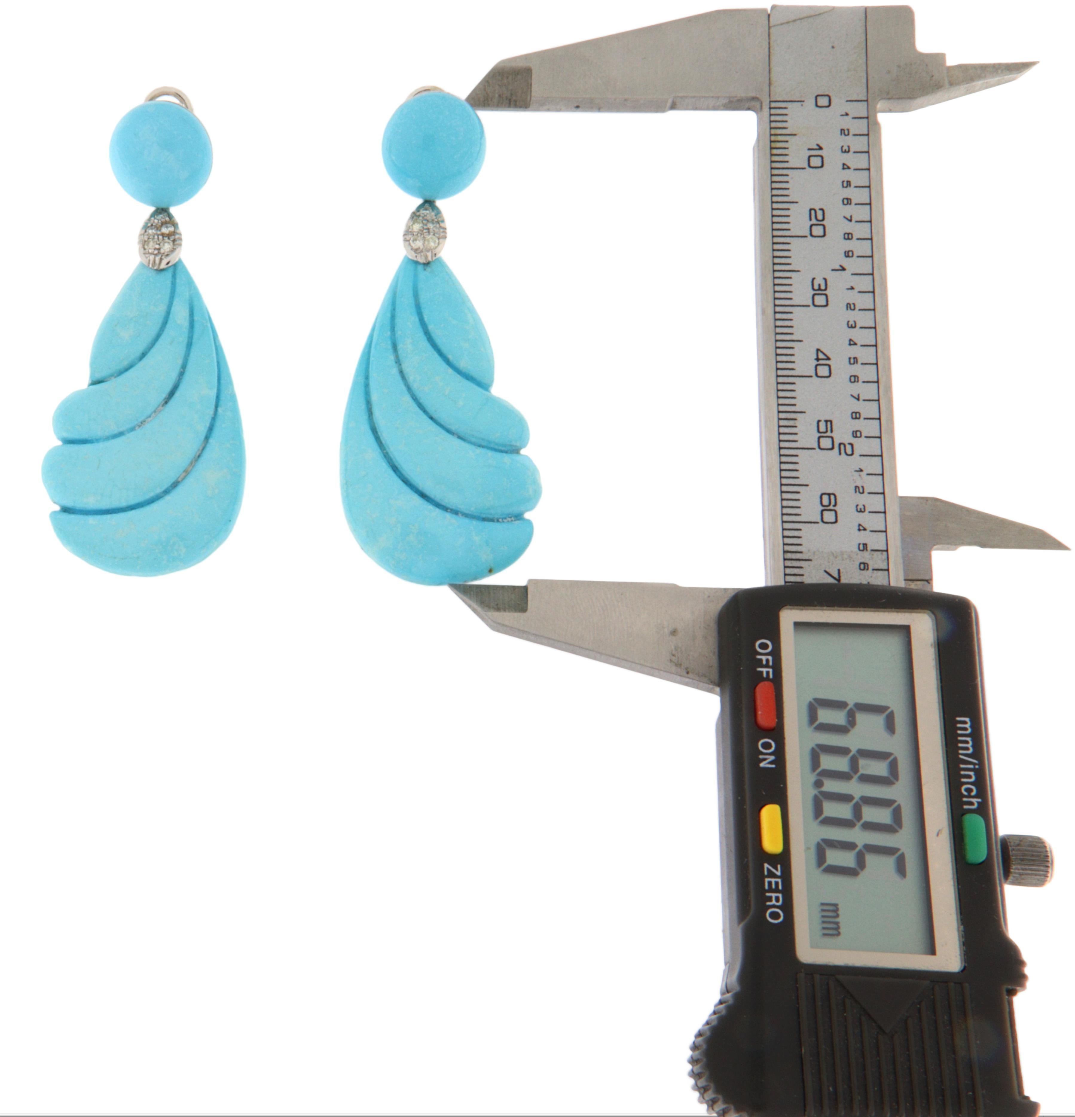 Artisan Boucles d'oreilles pendantes en or blanc 18 carats avec turquoise et diamants en vente