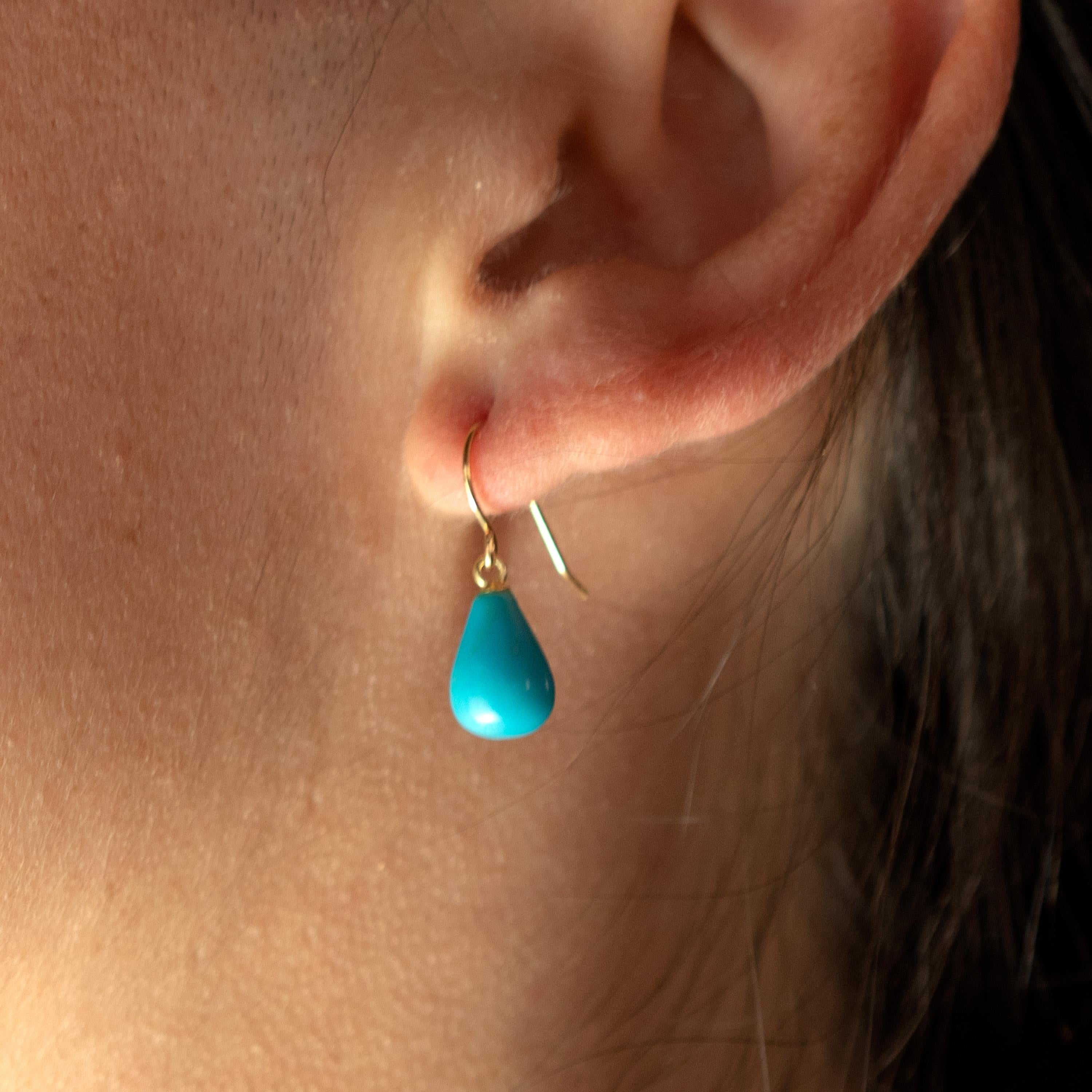 Meraviglioso gioiello a goccia di turchese a 5 carati, impreziosito da oro giallo a 18 carati in un orecchino a filo unico. Lascia che Intini, il nostro marchio artigianale milanese, ti sorprenda con accessori alla moda e realizzi i tuoi sogni in