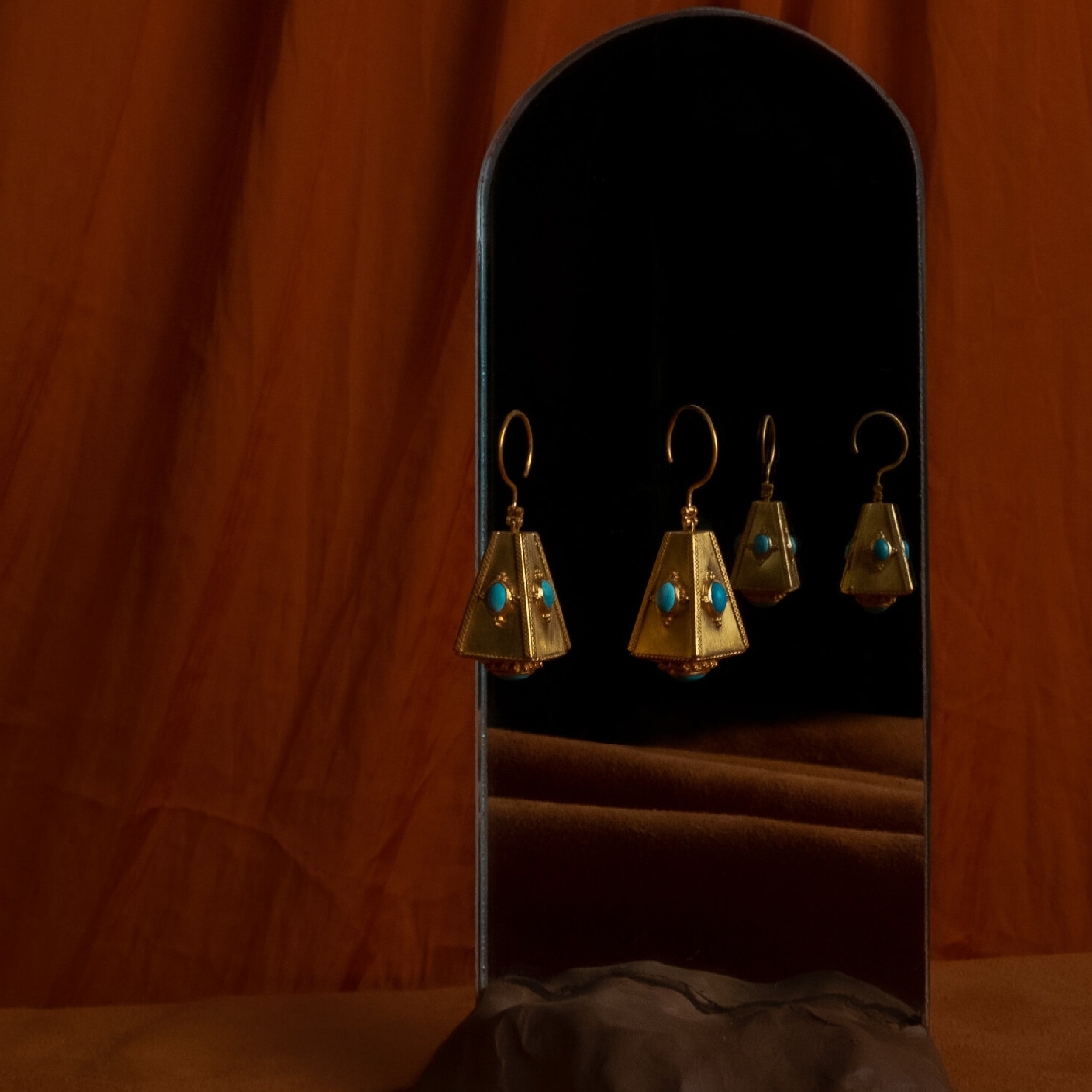 Boucles d
oreilles en or jaune 18 carats avec turquoise en vente