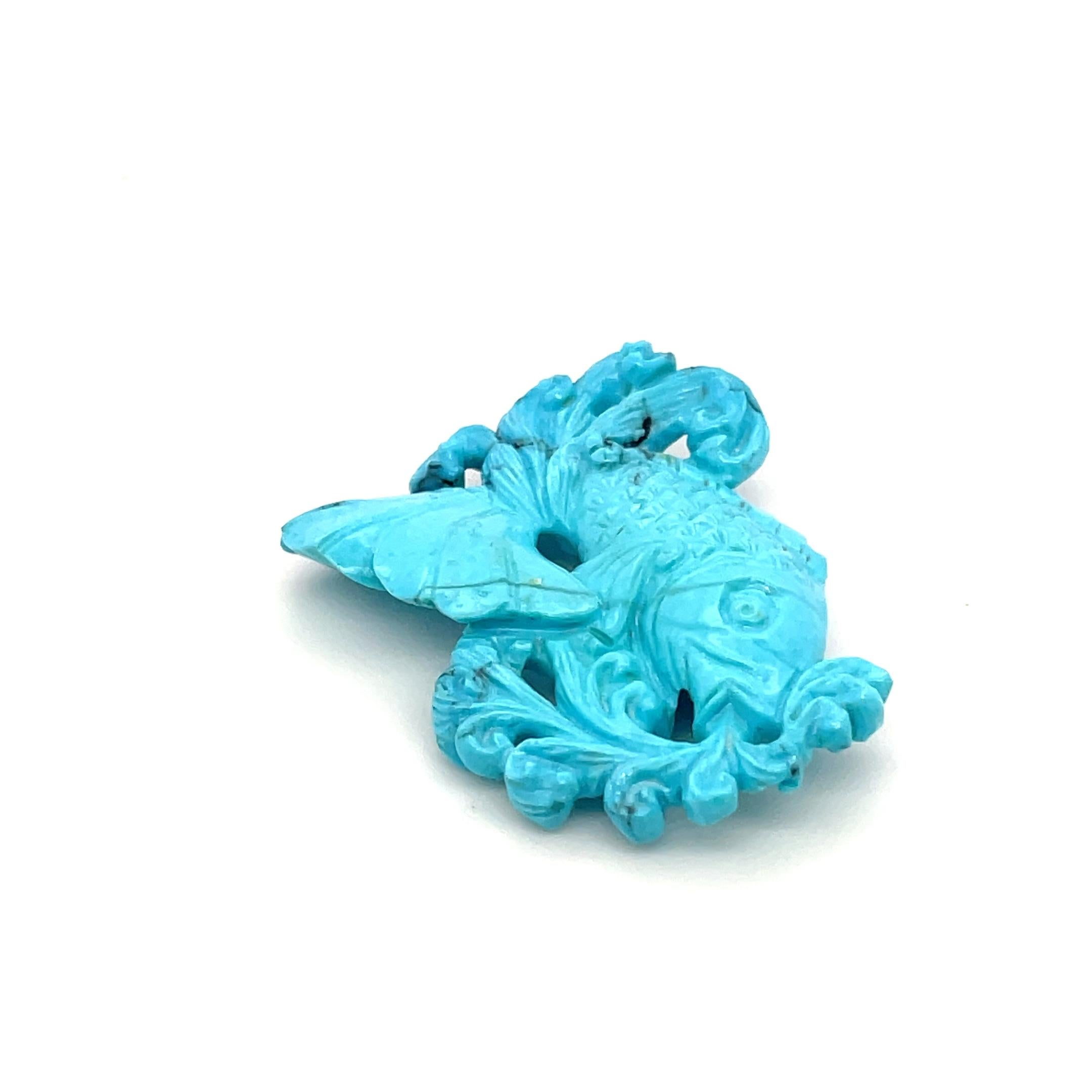 Fabriqué à partir d'une turquoise exquise, ce pendentif capture magnifiquement le mouvement fluide de deux poissons nageant en harmonie. 

Le bleu vibrant et apaisant de la turquoise évoque le calme de l'océan, tandis que les poissons symbolisent la