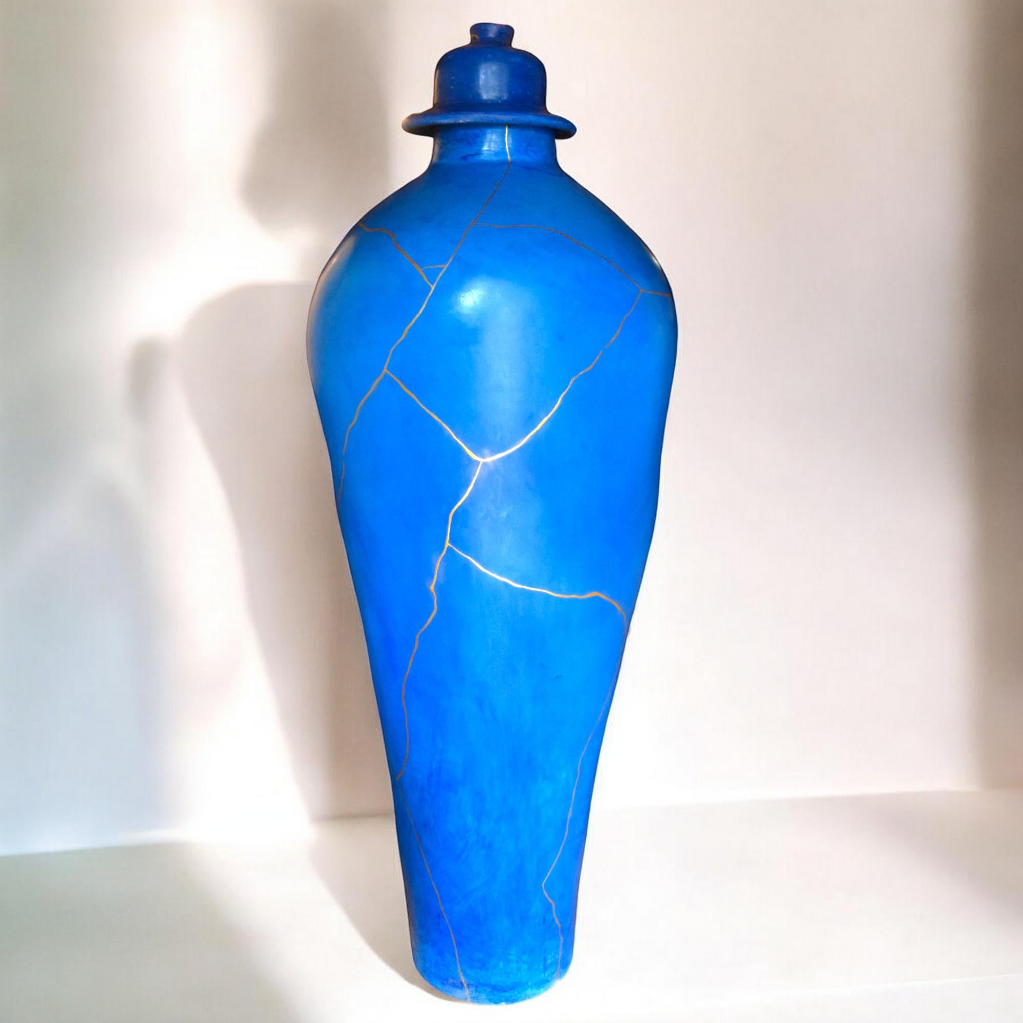 This elegant earthenware jar, an impressive 140 cm high, is based on one of the most famous vase shapes in Chinese art: the Meiping. This simple yet voluptuous silhouette dates back over 1000 years. It was long considered a tour de force for