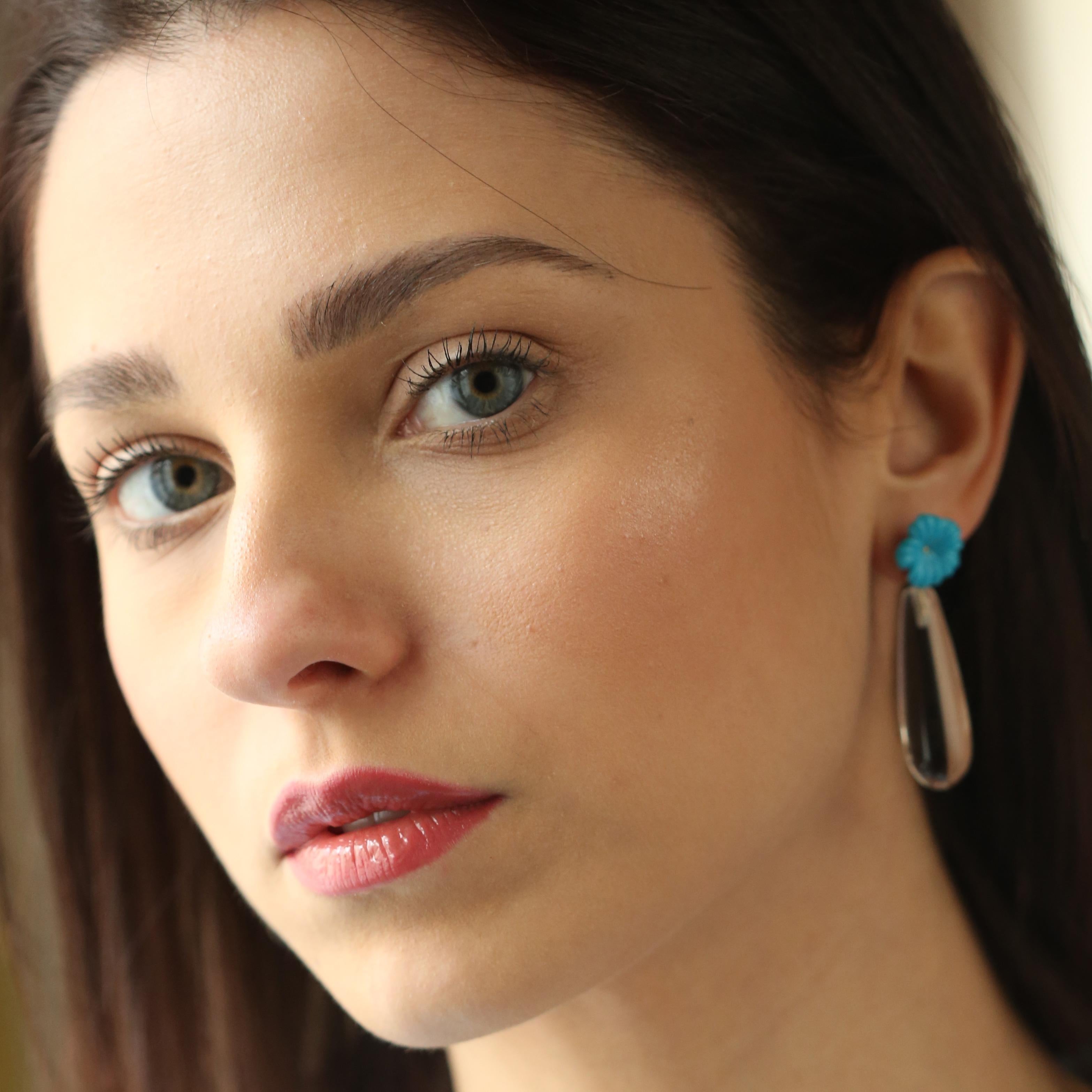 Orecchini a goccia in oro 18 carati con fiori di turchese e cristalli di rocca, moderni e italiani in vendita 4